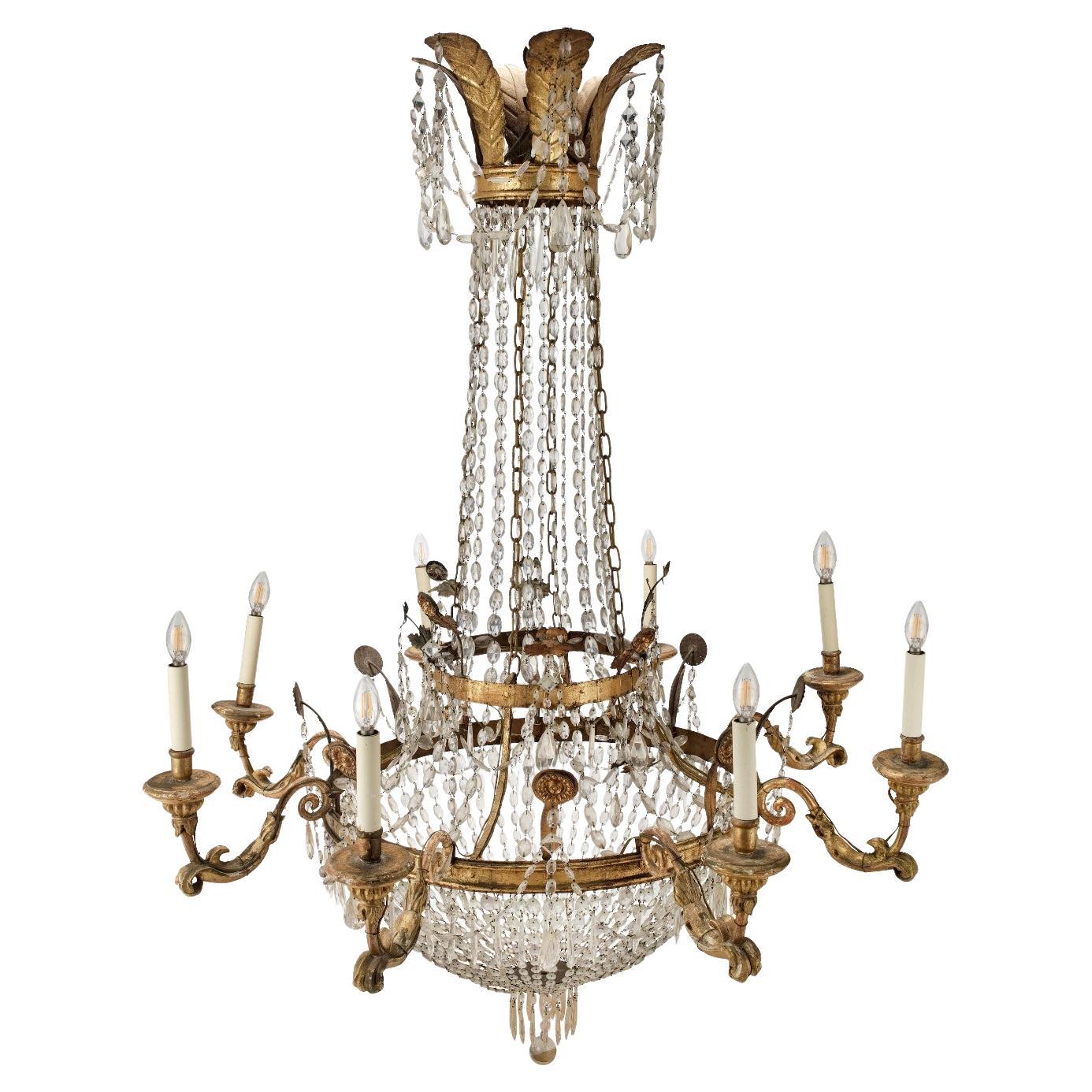 Impressionnant lustre italien du 19ème siècle en bois sculpté, doré et verre taillé 