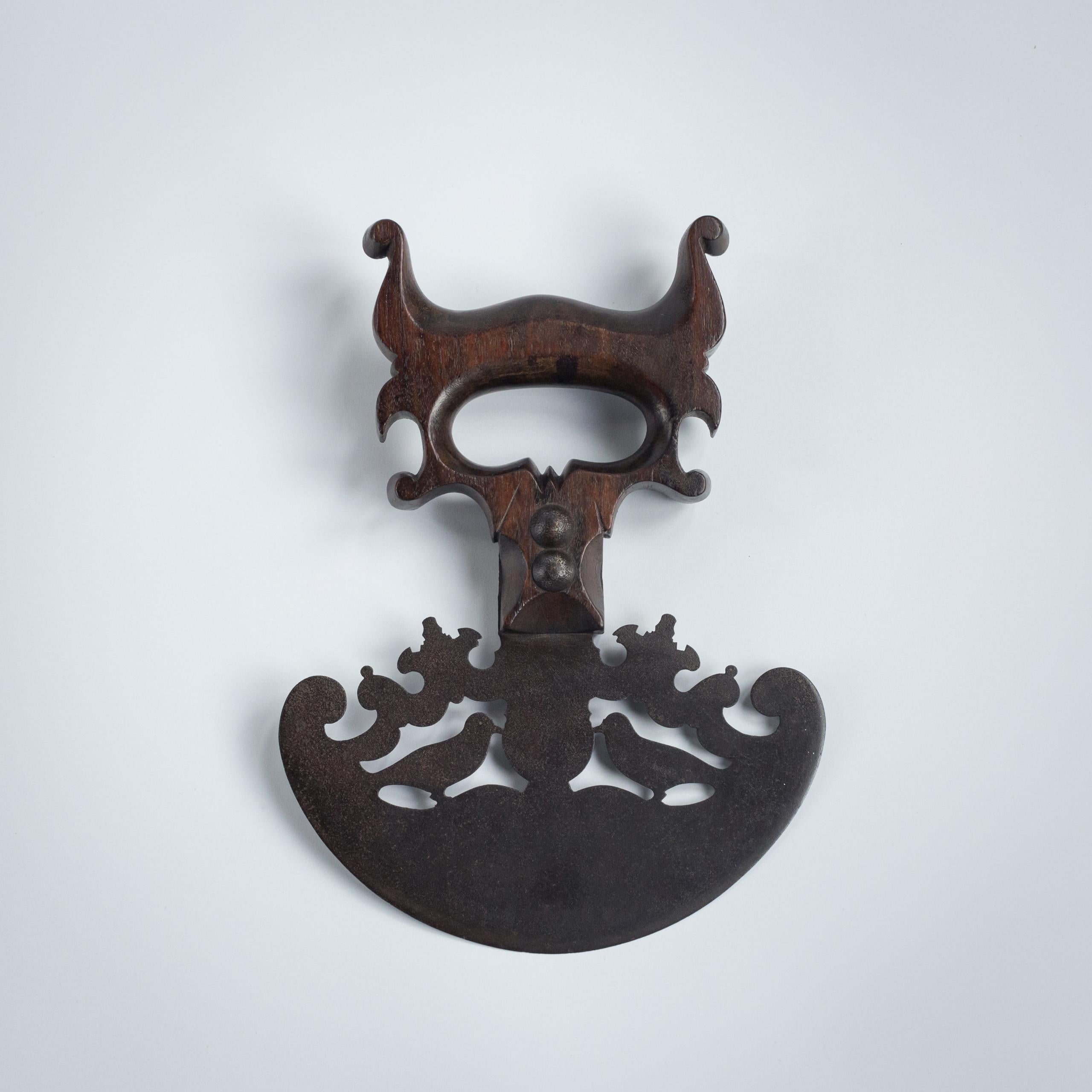 Ein feiner antiker Kräuterschneider von außergewöhnlicher Qualität und Design. Die anmutig geschwungene Stahlklinge ist mit einem verschlungenen Muster zweier Turteltäubchen durchbrochen, die Romantik und Harmonie symbolisieren. Die Handwerkskunst
