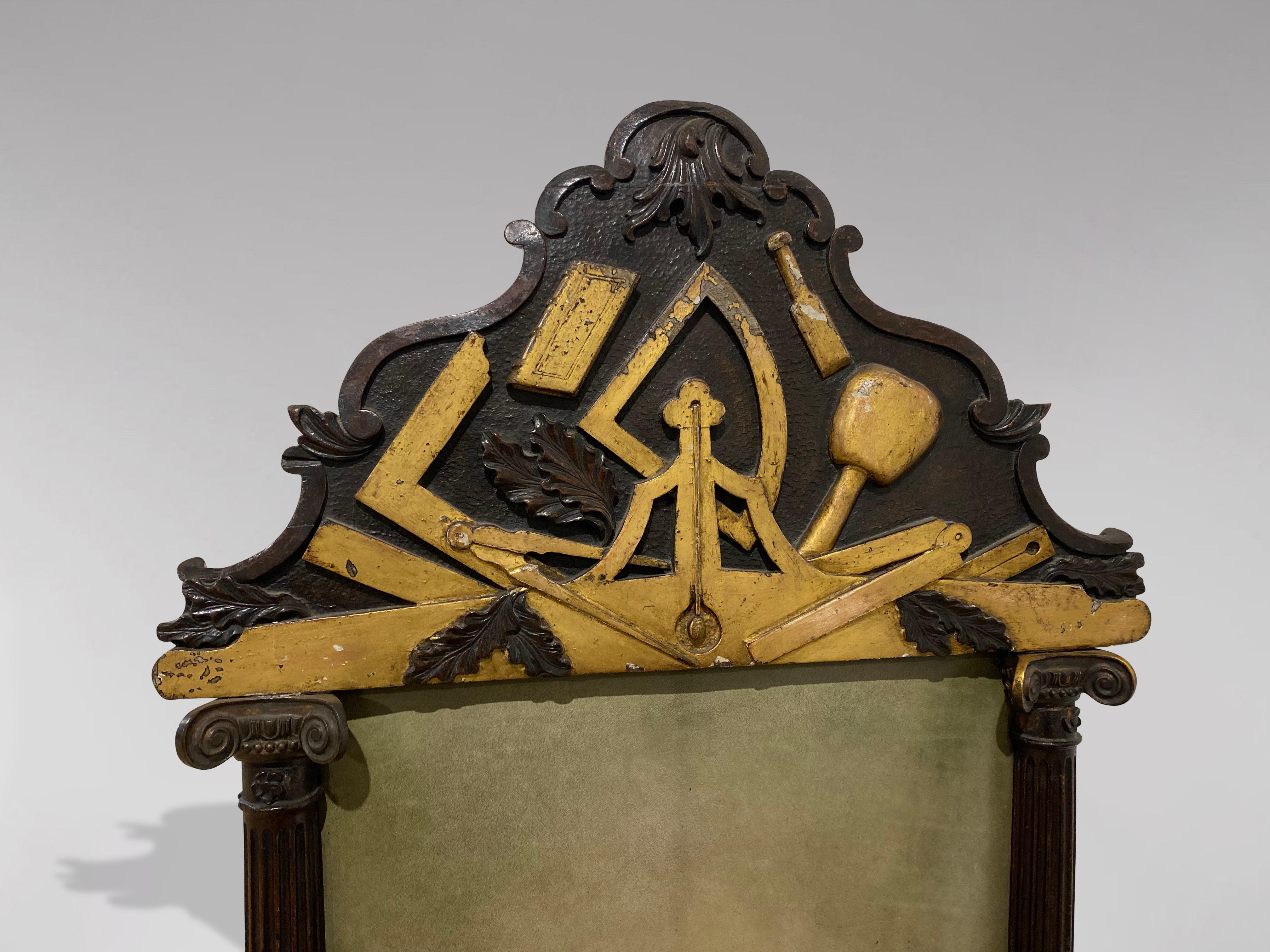 Sculpté à la main Impressionnant fauteuil trône maçonnique en acajou et cuir du 19ème siècle en vente