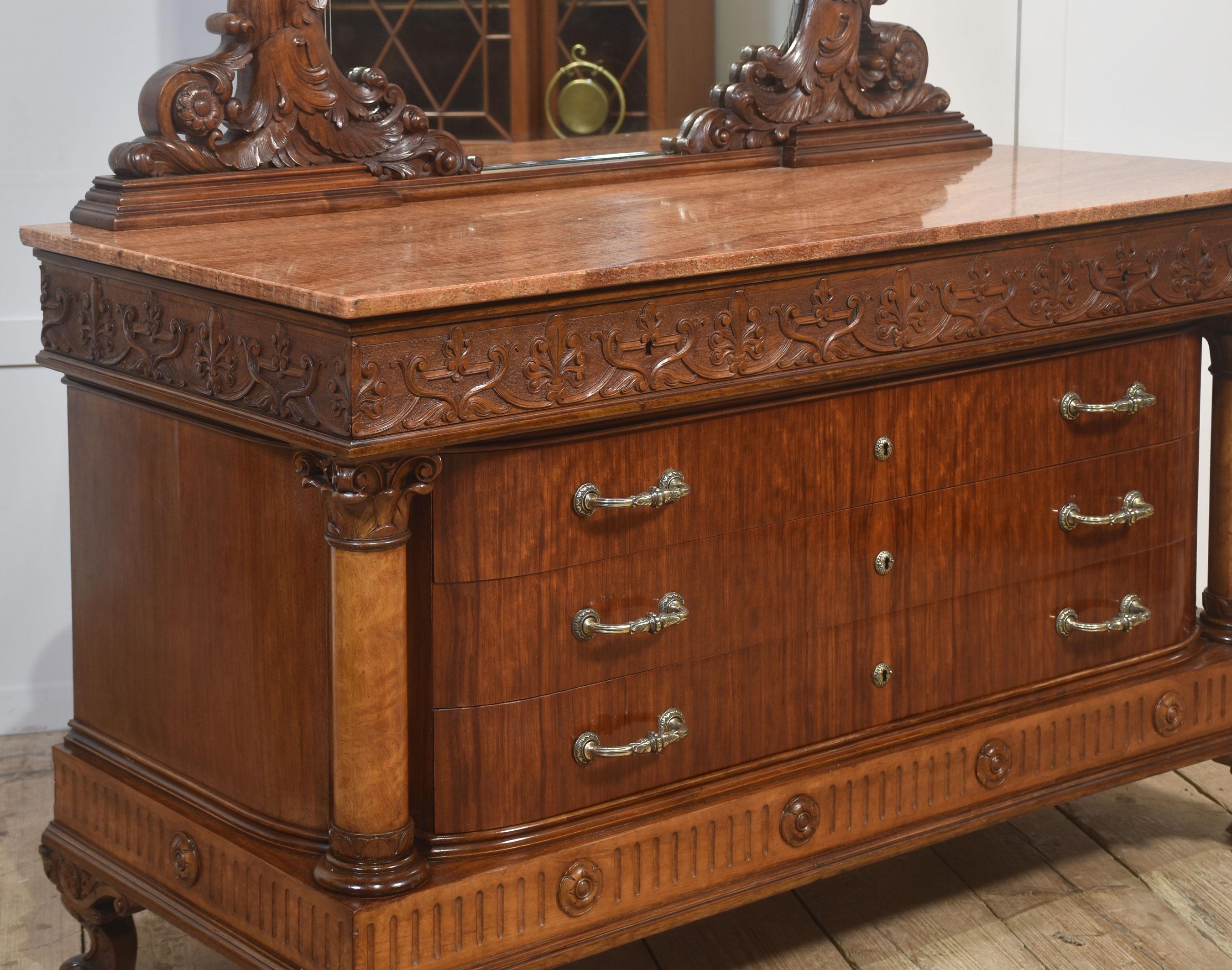 Impressive 19th-Century Mahogany Dressing Chest For Sale 4