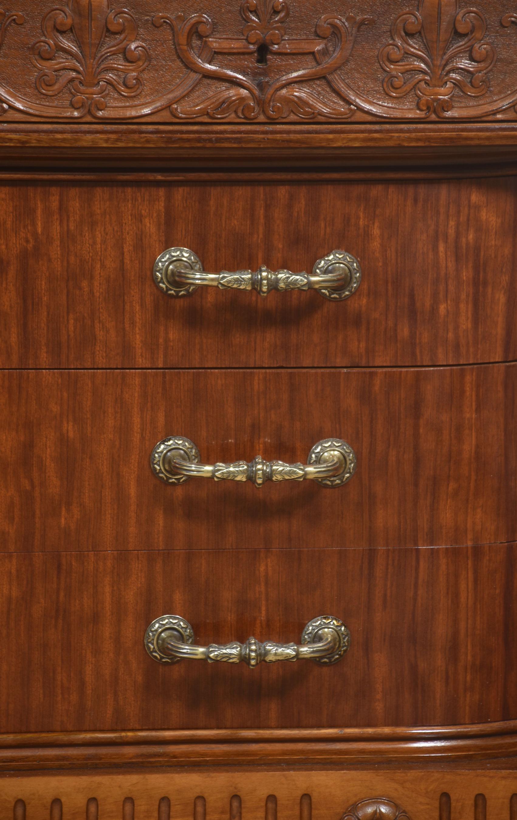 Impressive 19th-Century Mahogany Dressing Chest For Sale 1