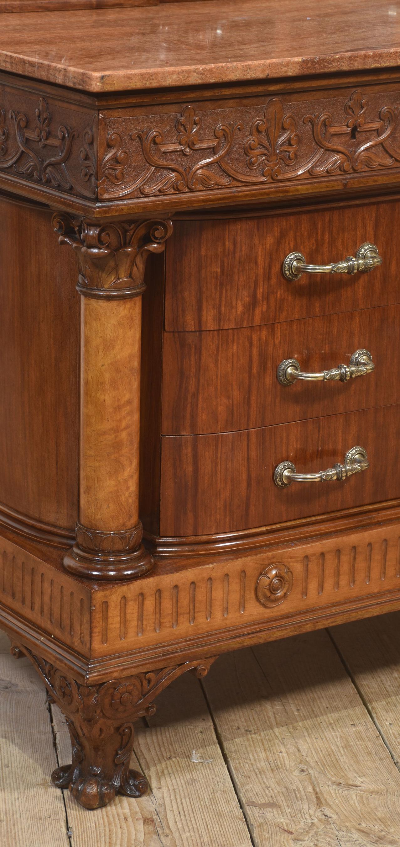 Impressive 19th-Century Mahogany Dressing Chest For Sale 3