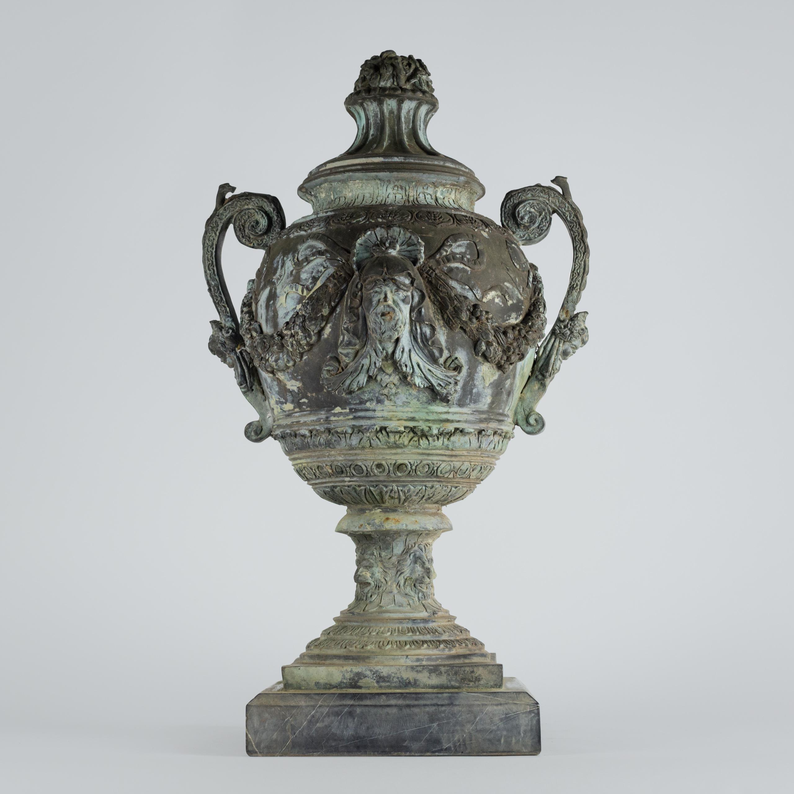 Beeindruckende neoklassizistische Bronzeurne mit Deckel aus dem 19. Jahrhundert von A Moreau im Angebot 5