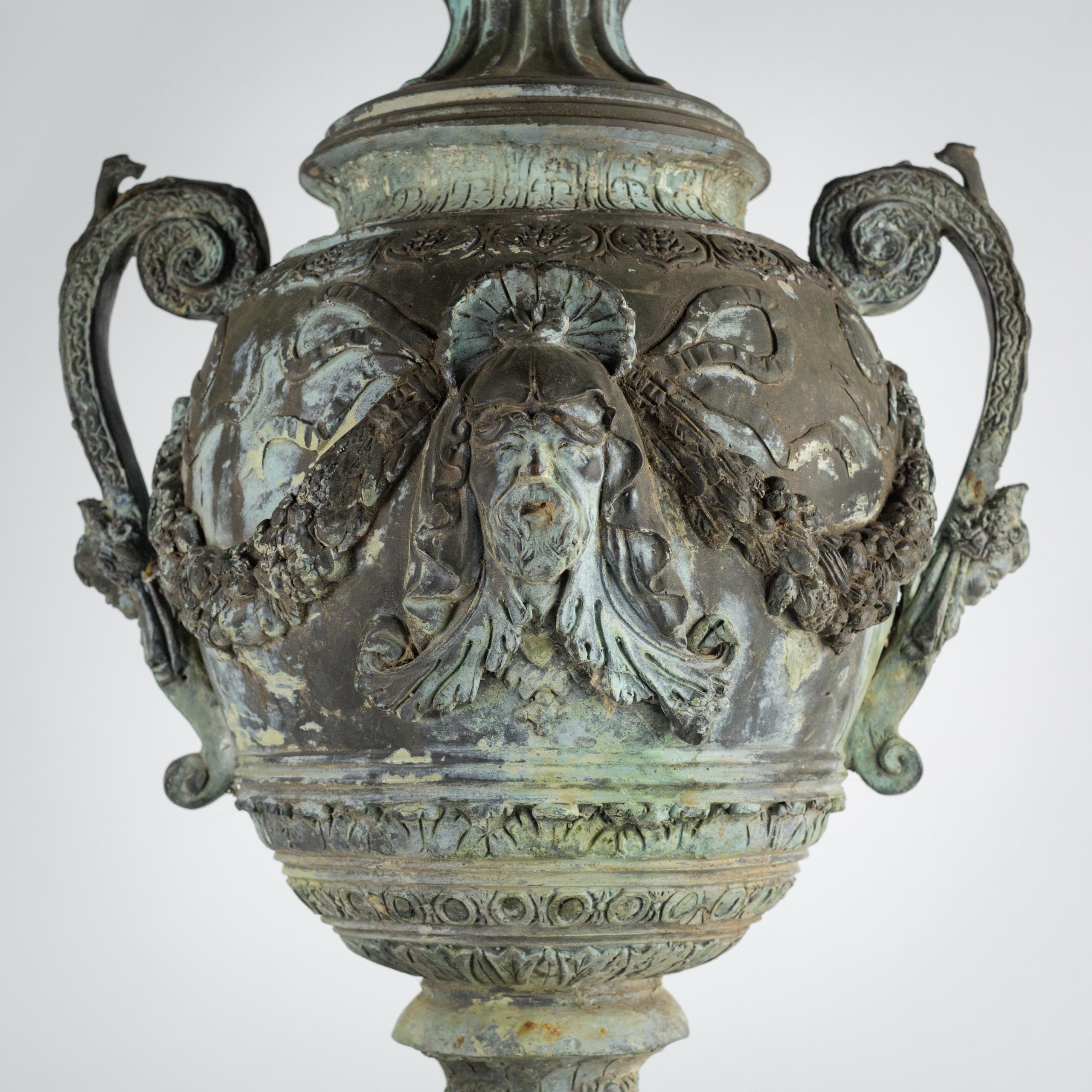 Beeindruckende neoklassizistische Bronzeurne mit Deckel aus dem 19. Jahrhundert von A Moreau im Angebot 6
