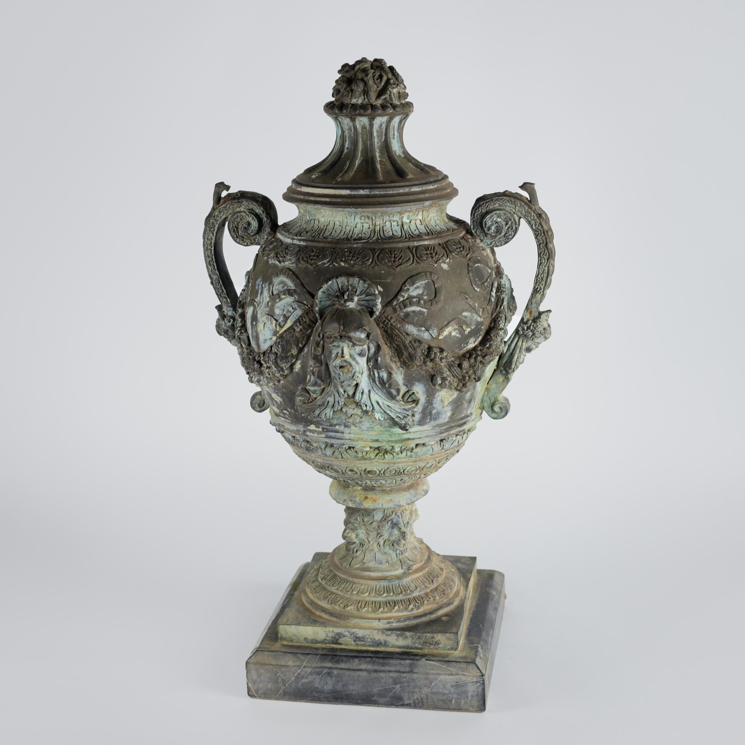 Beeindruckende neoklassizistische Bronzeurne mit Deckel aus dem 19. Jahrhundert von A Moreau im Angebot 7