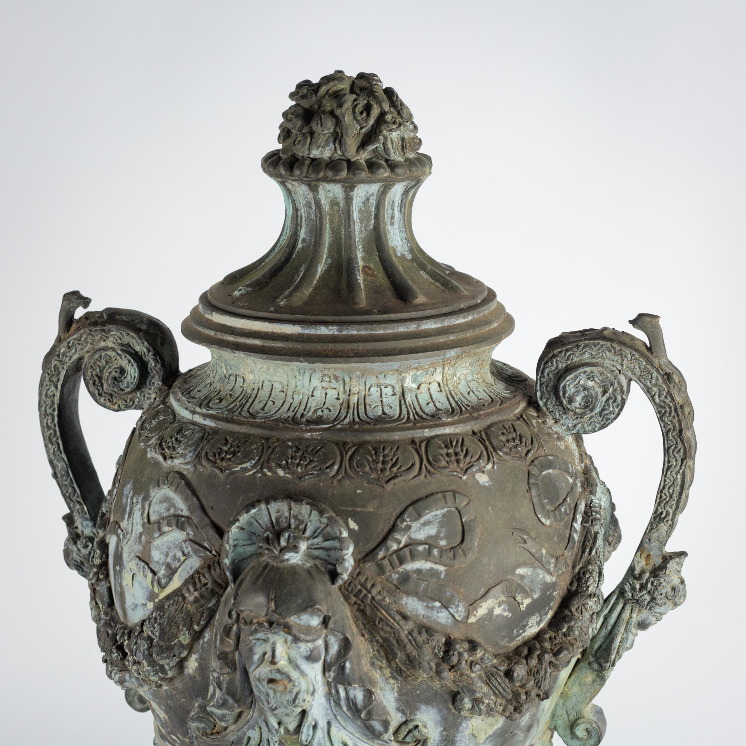 Beeindruckende neoklassizistische Bronzeurne mit Deckel aus dem 19. Jahrhundert von A Moreau im Angebot 8