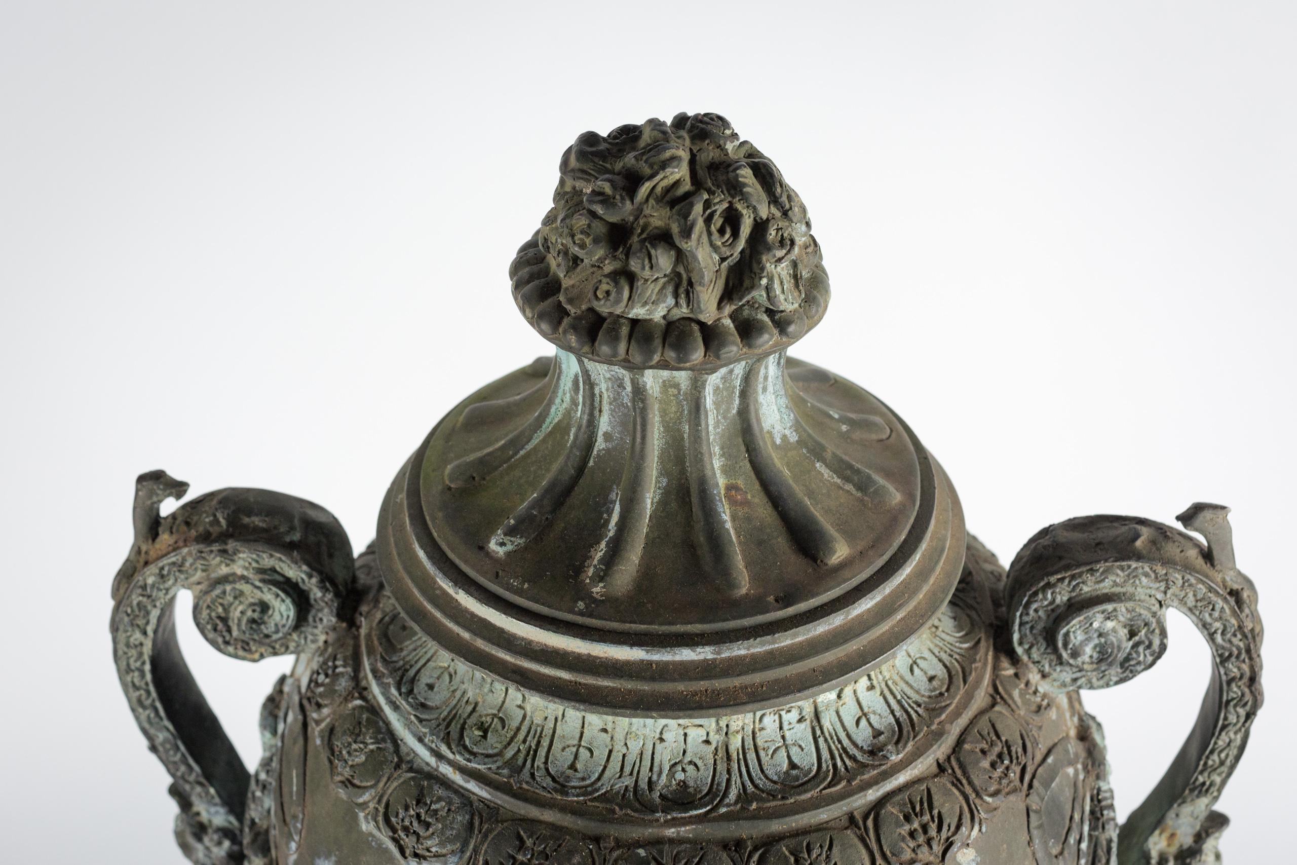 Beeindruckende neoklassizistische Bronzeurne mit Deckel aus dem 19. Jahrhundert von A Moreau im Angebot 9
