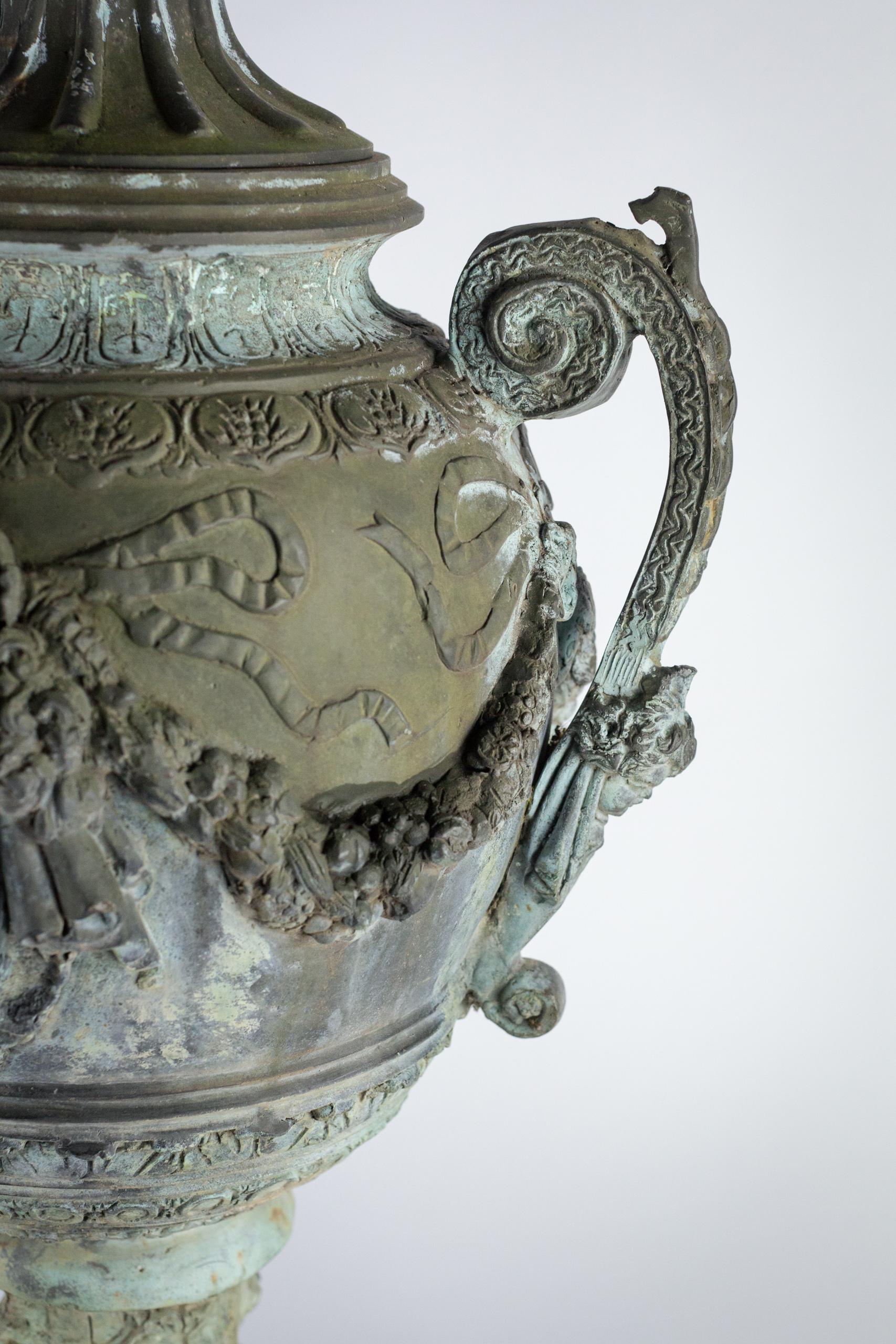Beeindruckende neoklassizistische Bronzeurne mit Deckel aus dem 19. Jahrhundert von A Moreau im Zustand „Relativ gut“ im Angebot in Pease pottage, West Sussex