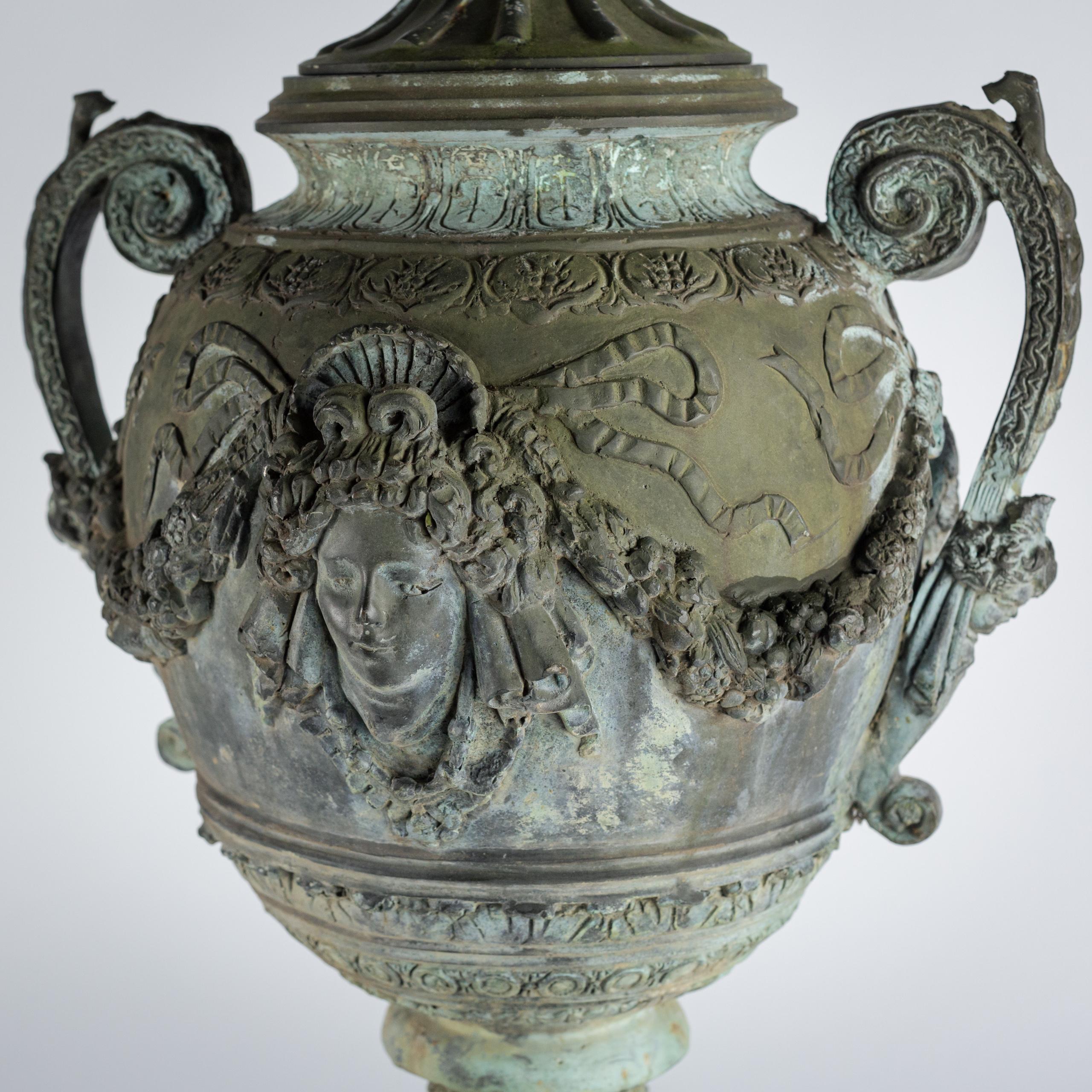 Beeindruckende neoklassizistische Bronzeurne mit Deckel aus dem 19. Jahrhundert von A Moreau (Spätes 19. Jahrhundert) im Angebot