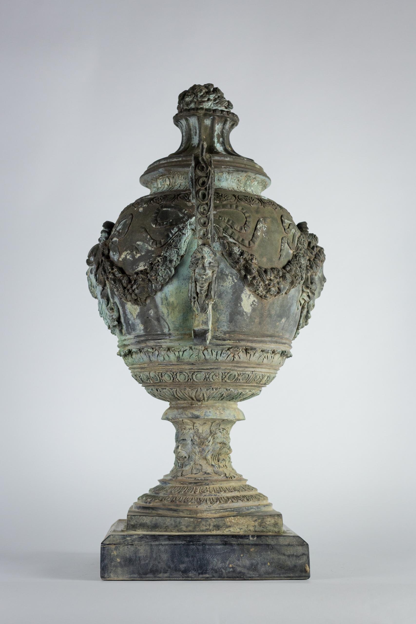 Beeindruckende neoklassizistische Bronzeurne mit Deckel aus dem 19. Jahrhundert von A Moreau im Angebot 1