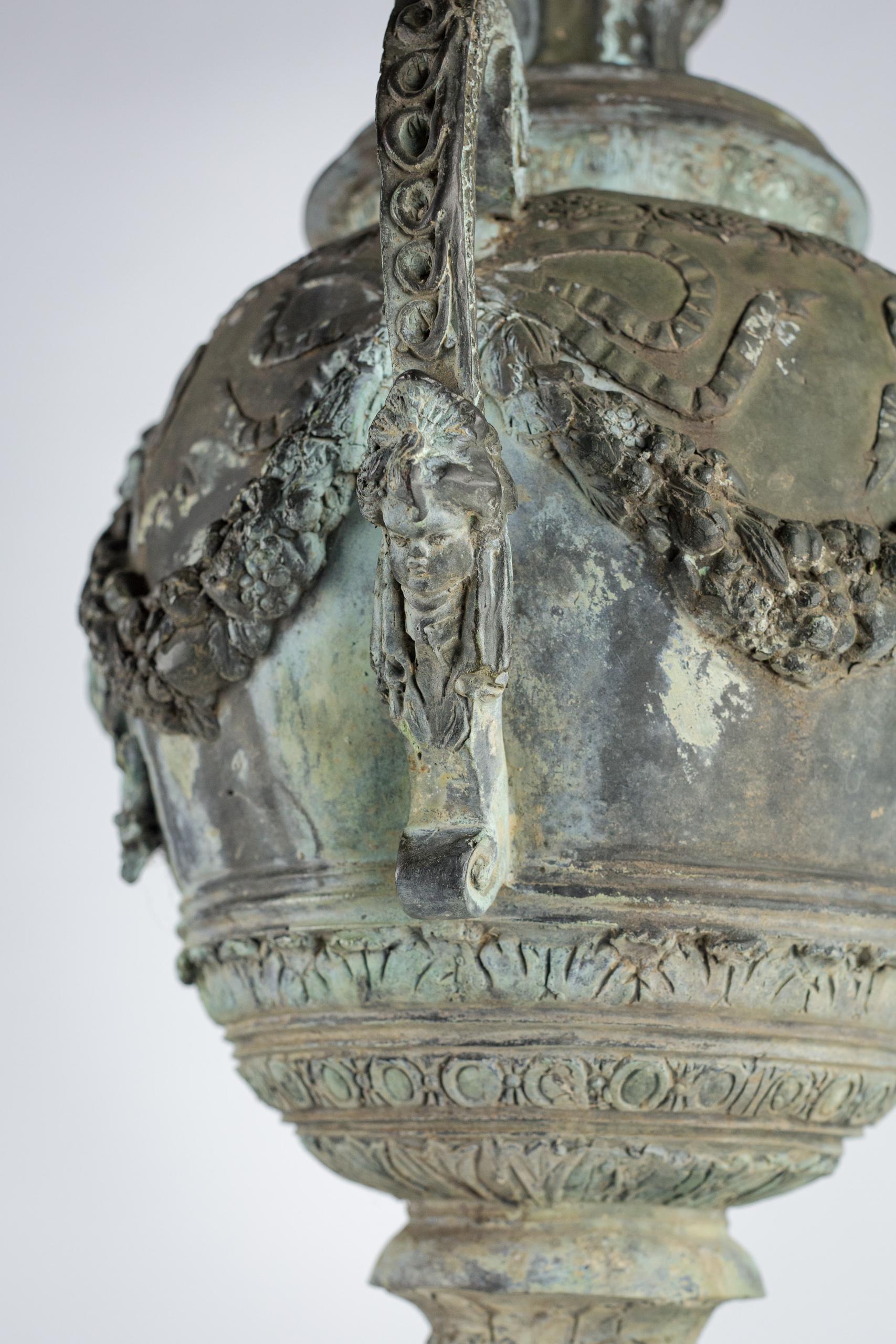Beeindruckende neoklassizistische Bronzeurne mit Deckel aus dem 19. Jahrhundert von A Moreau im Angebot 2