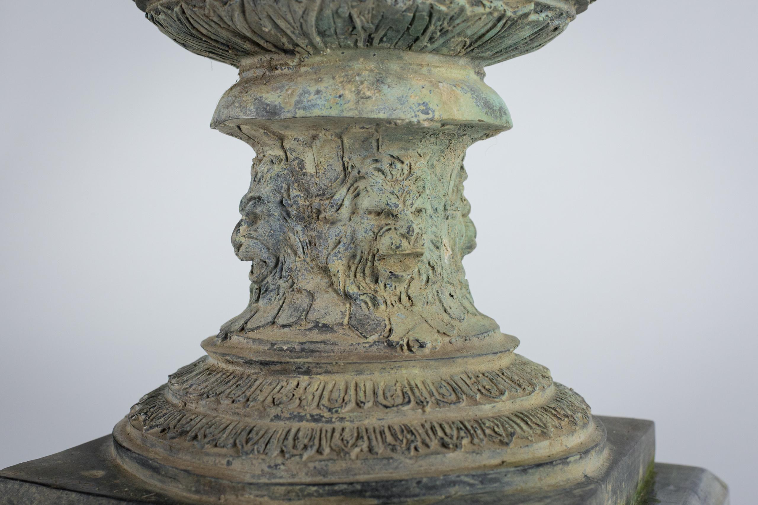 Beeindruckende neoklassizistische Bronzeurne mit Deckel aus dem 19. Jahrhundert von A Moreau im Angebot 3