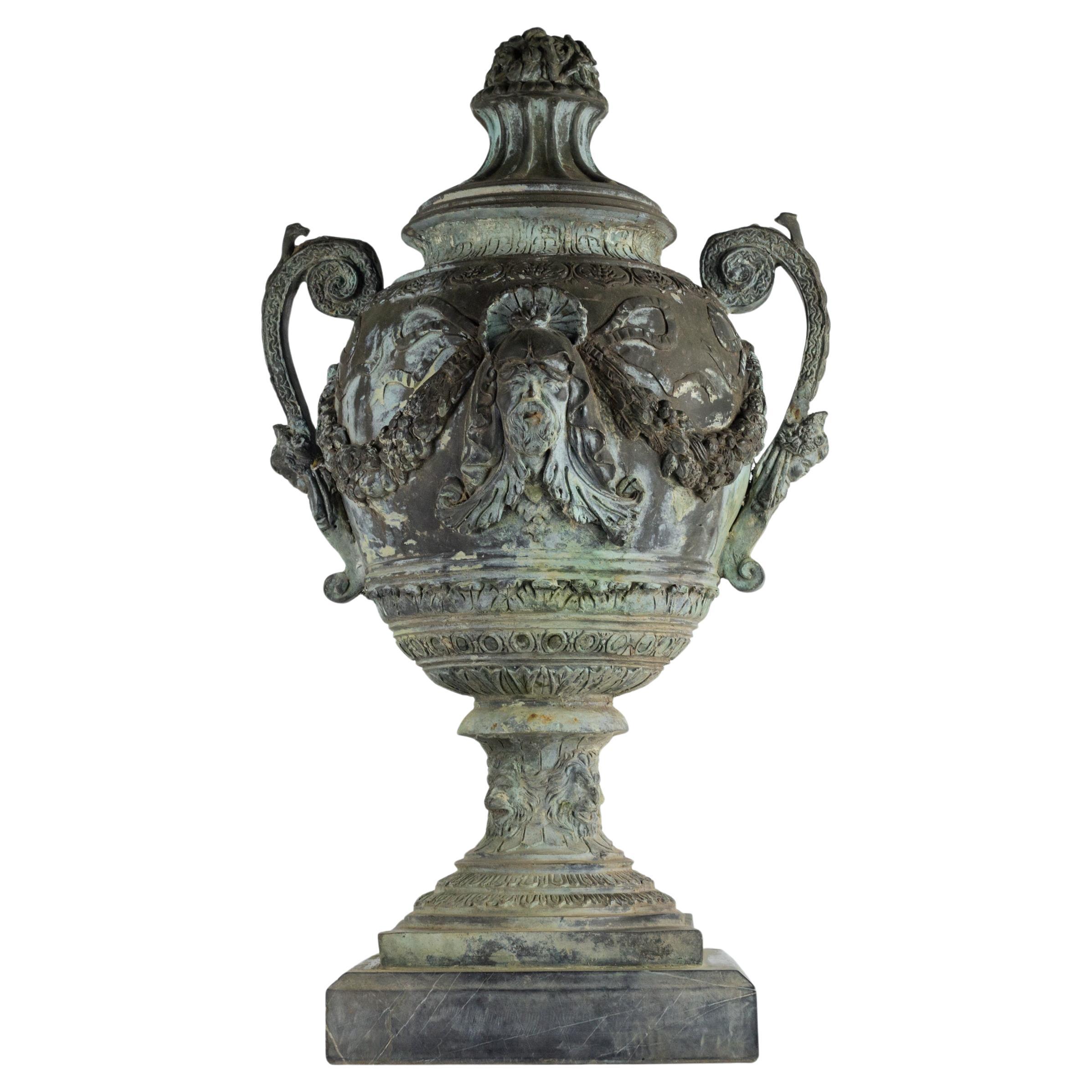 Beeindruckende neoklassizistische Bronzeurne mit Deckel aus dem 19. Jahrhundert von A Moreau im Angebot