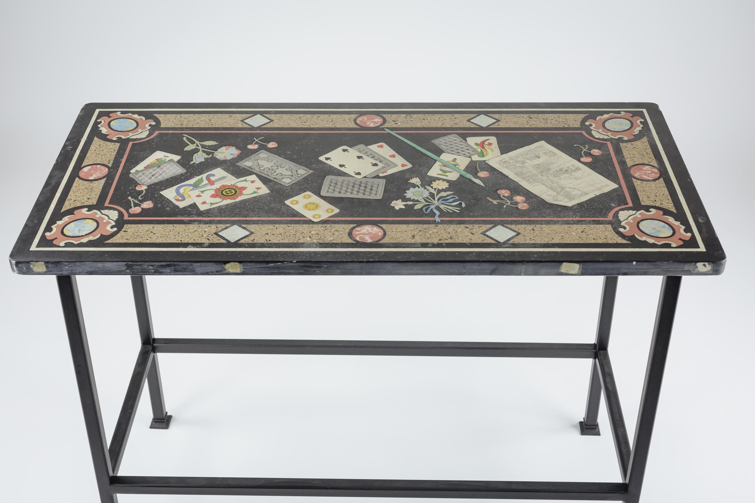 Impressionnante table en marbre Trompe L'Oeil de Scagliola. Travail extraordinaire avec des guirlandes, des fleurs, des cartes à jouer et un stylo à plume. Ainsi qu'un dessin à la plume et à l'encre. L'impressionnant effet de trompe-l'Oeil, où