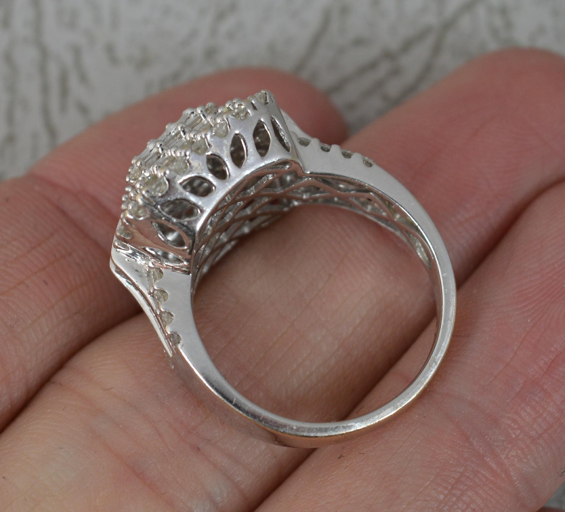 Beeindruckender Verlobungsring mit 2,00 Karat Diamant 18 Karat Weißgold Cluster (Carréschliff)