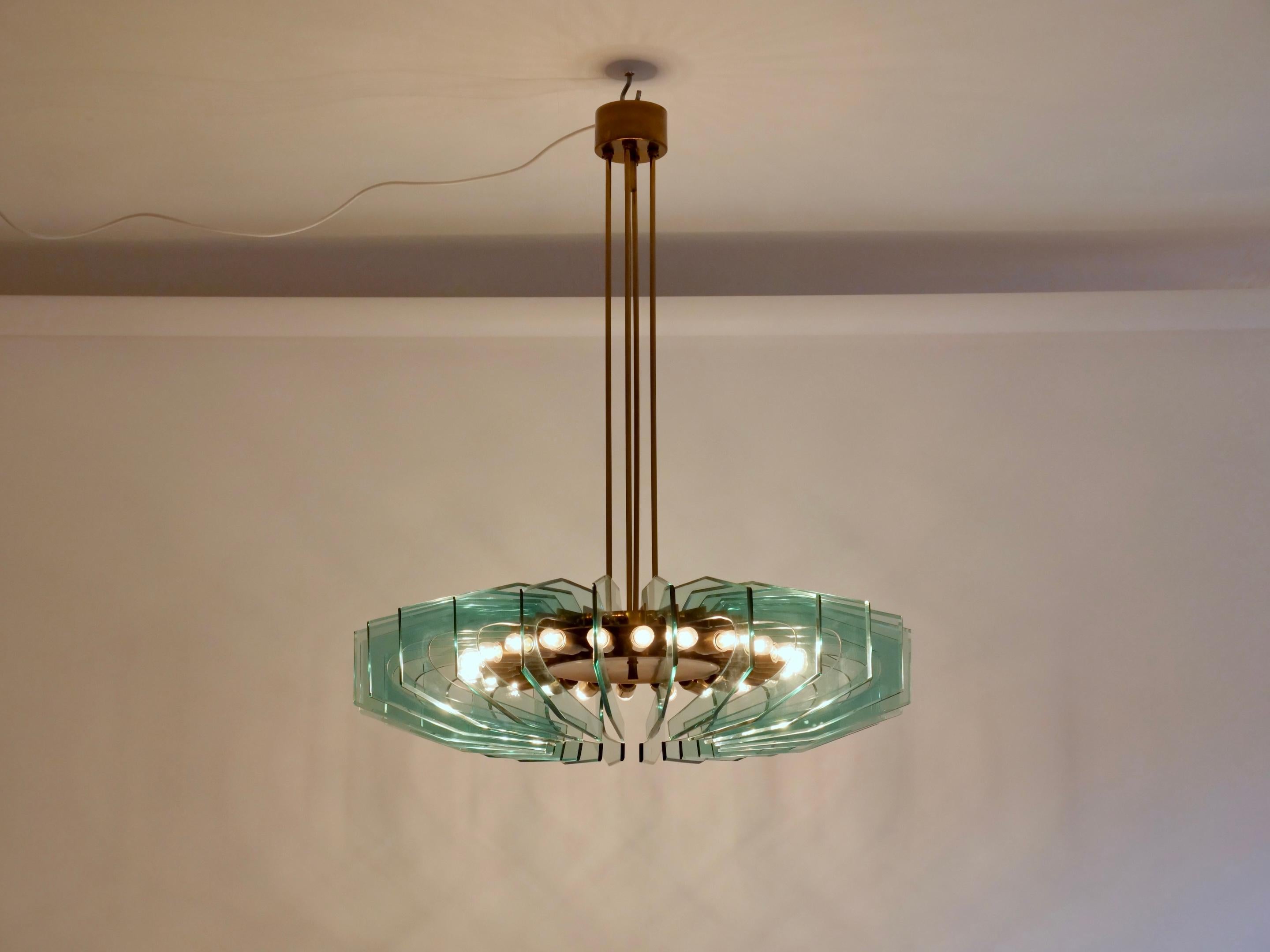 Impresionante araña de Paroldo Italia c1960.

Hojas de cristal biselado y latón. 

24 bombillas E14. LED