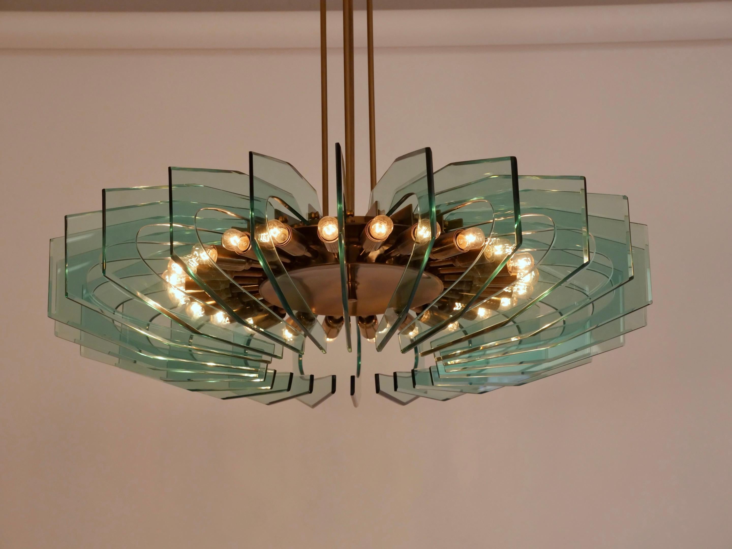 Impresionante araña de 24 luces Italia c1960 Biselado en venta