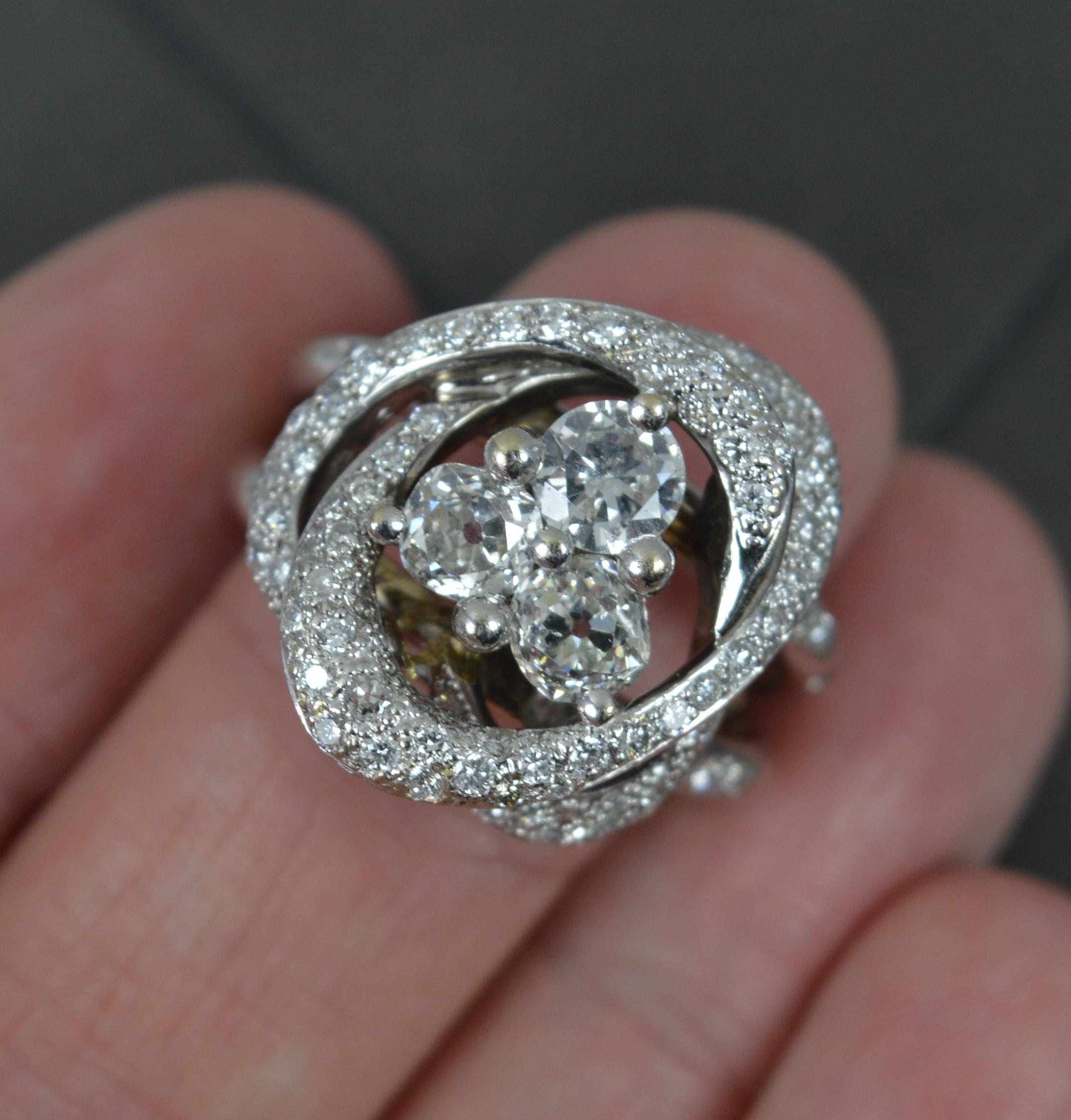 Impressionnante bague en or 18 carats et diamants de 2,5 carats à grappe épaisse en vente 3