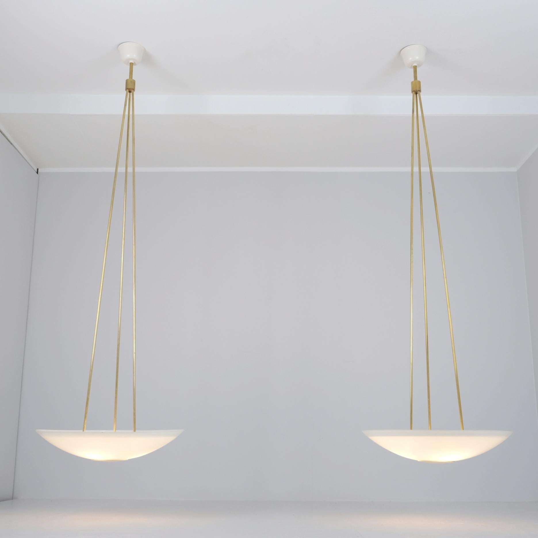 Ein Paar sehr beeindruckende und unverwechselbare Paavo Tynell-Kronleuchter, die von Taito Oy für die Ausstellungshalle im 8. Stock der Arabia-Fabrik in Helsinki in Auftrag gegeben und hergestellt wurden. Wir sind beauftragt worden, diese Lampen