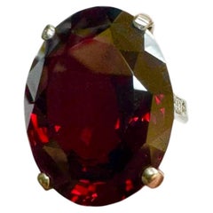 Splendido anello da cocktail in platino con granato ovale da 31 carati e diamanti
