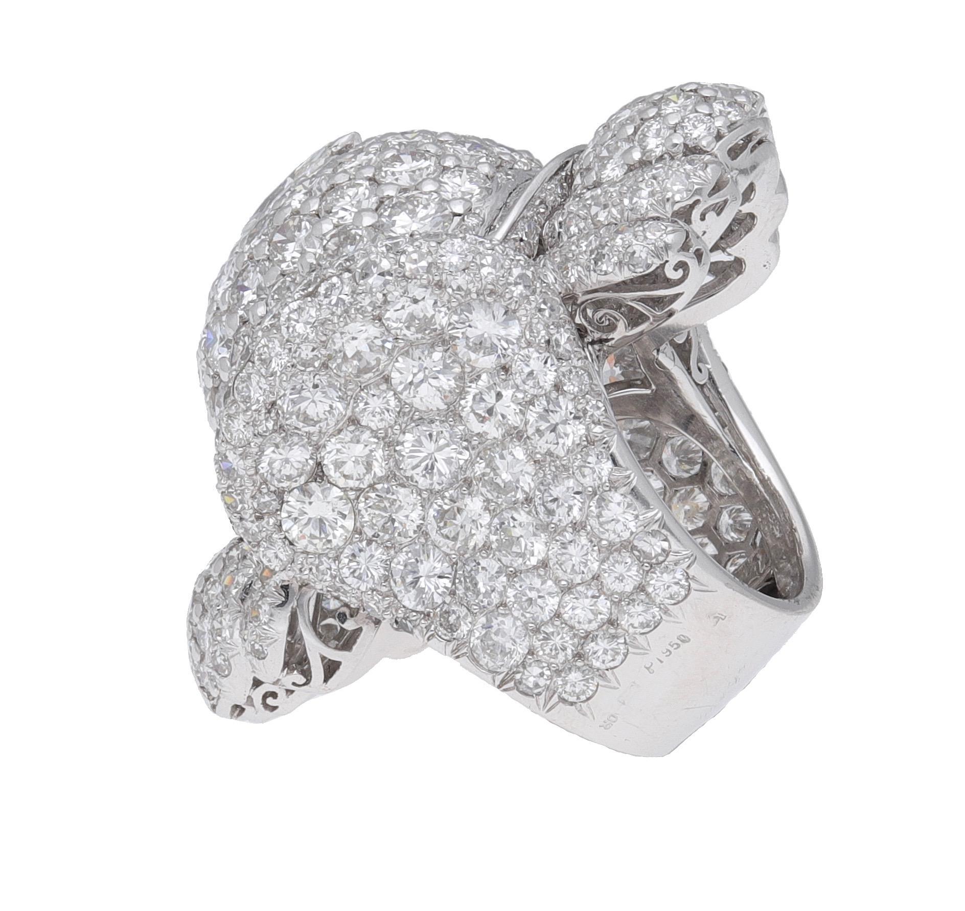 Impressive 34.75 Carats Diamonds Platinum 18 Kt. White Gold Cocktail Ring In Excellent Condition For Sale In Rome, IT