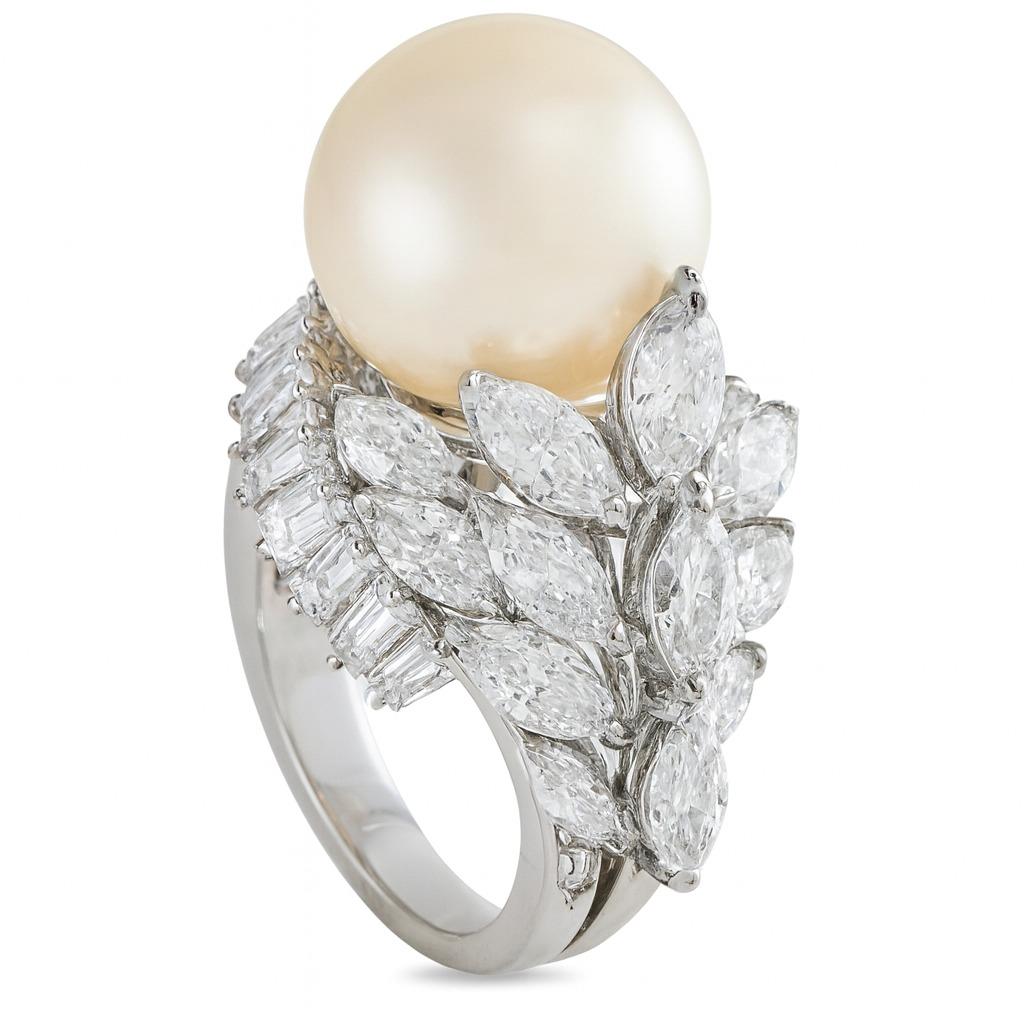 A striking statement piece, this platinum ring showcases a luminous pearl accented by an impressive 5 carats of diamonds. The design balances classic elegance with a bold presence, making it a refined yet eye-catching jewel.

Metal: Platinum