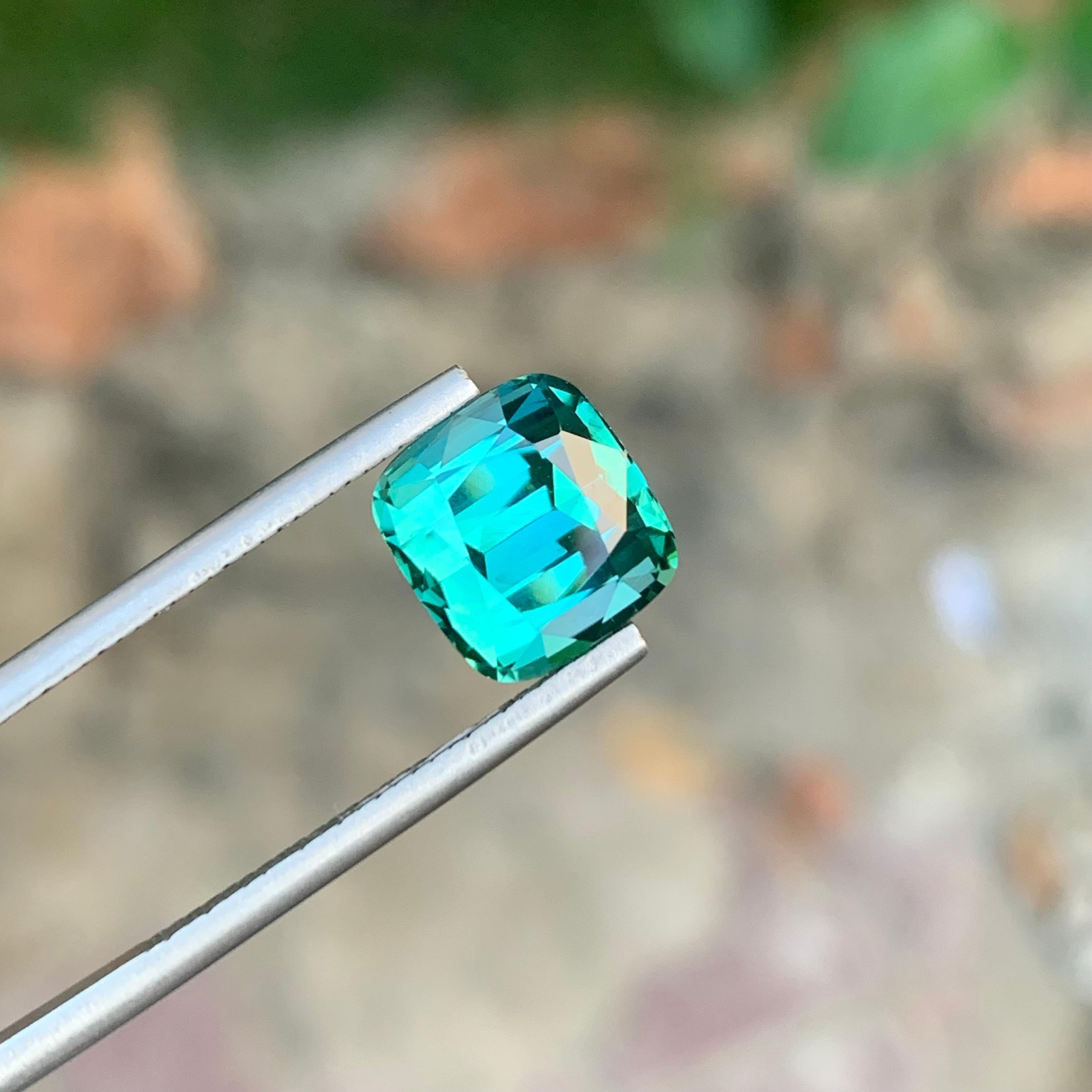 Impressionnante tourmaline naturelle vert bleuté taille coussin de 5,20 carats en vente 4
