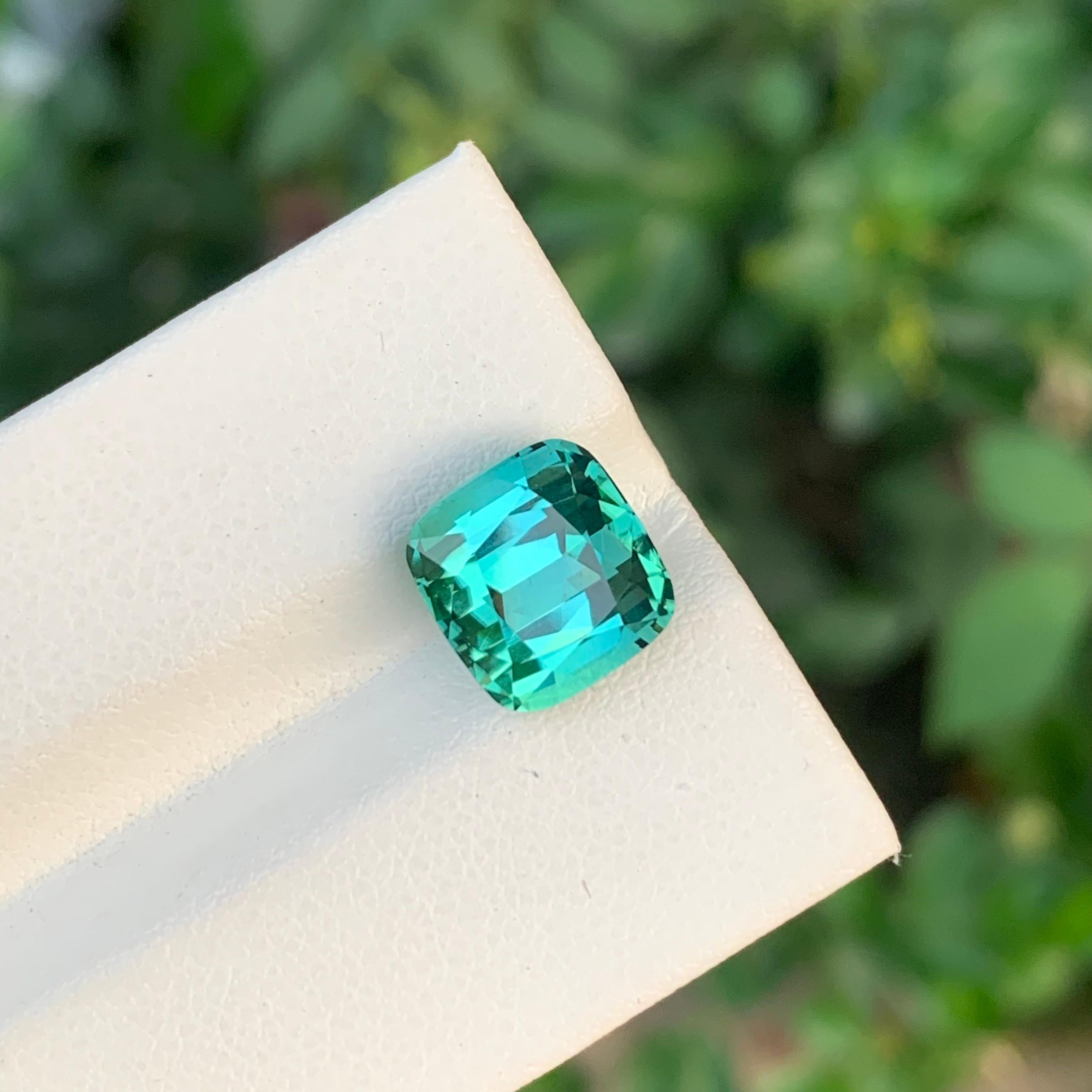 Arts and Crafts Impressionnante tourmaline naturelle vert bleuté taille coussin de 5,20 carats en vente