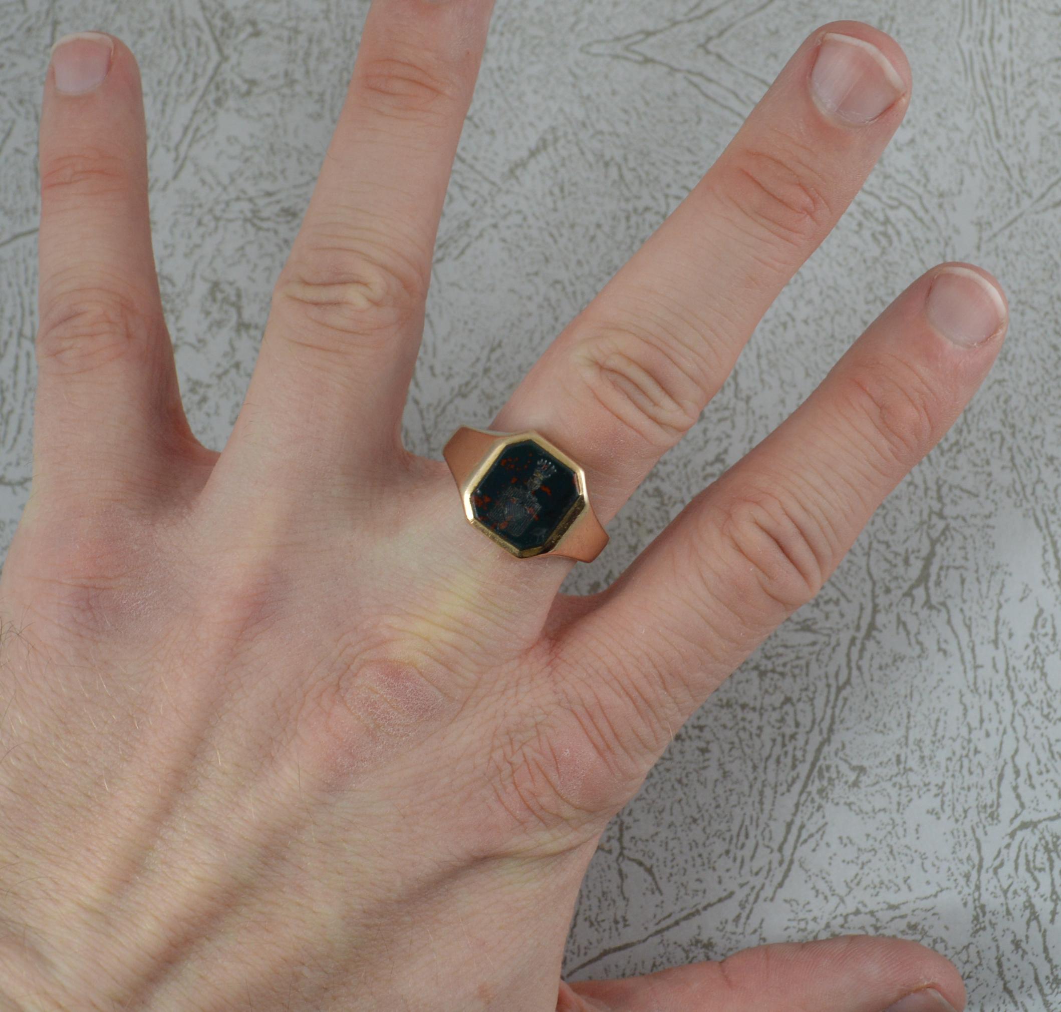 A well made 9ct Gold and Bloodstone ring.
Fine rectangular intaglio seal, 10mm x 11mm. Well carved piece.
Modelled in solid gold throughout.

CONDITION ; Very good. Clean solid shank. Well set bloodstone, some nibbles to edge. Please view
