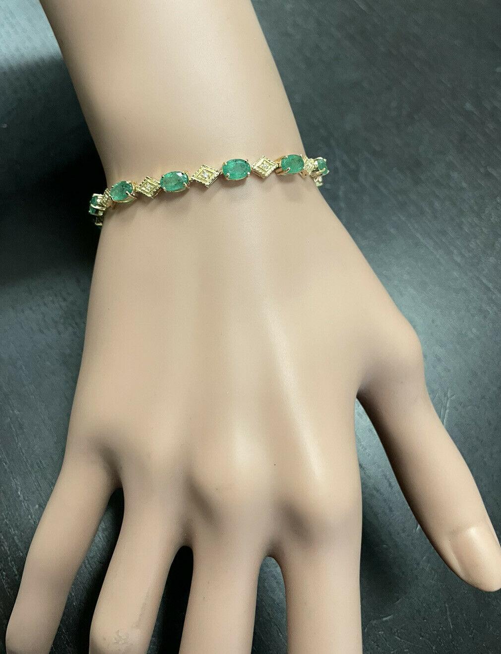 Women's Impressive 9.15 Carats Natural Emerald & Diamond 14K Solid Yellow Gold Bracelet For Sale