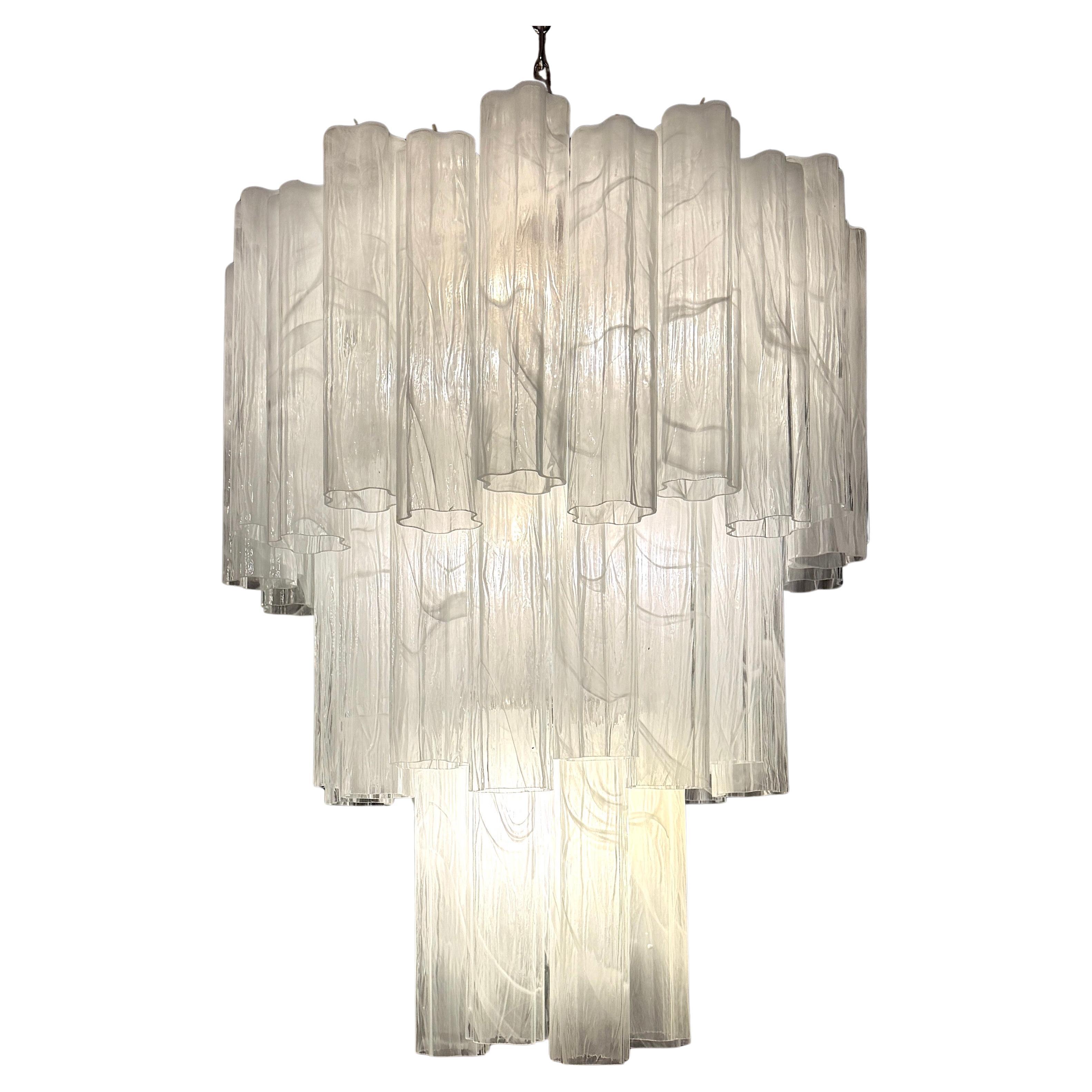 Incredibile lampadario con 48 preziose imitazioni di alabastro  tronchi di Murano.

Misure: Diametro 60 cm, altezza 90 cm. 8  Lampadine E 14  .
 Disponibili anche una coppia e una coppia di applique.
Dimensioni bicchieri: 9,70 pollici (25 cm) di
