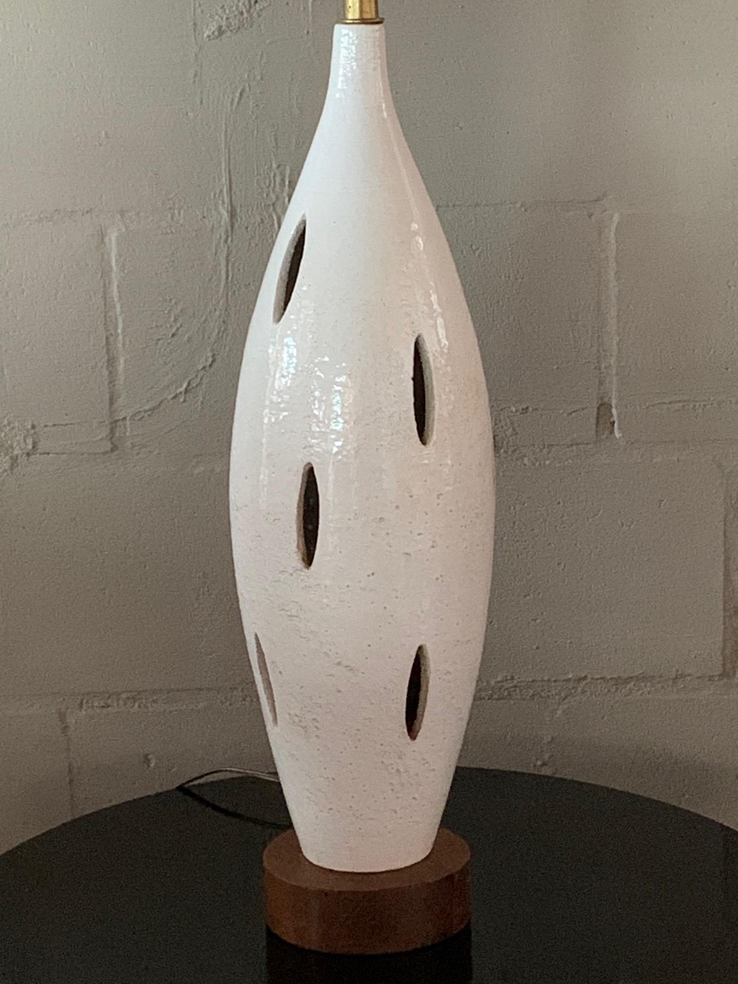 A tall and very impressive midcentury table lamp by Also Londi for Bitossi, Italy, circa 1950s. Ceramic with base is approx. 24