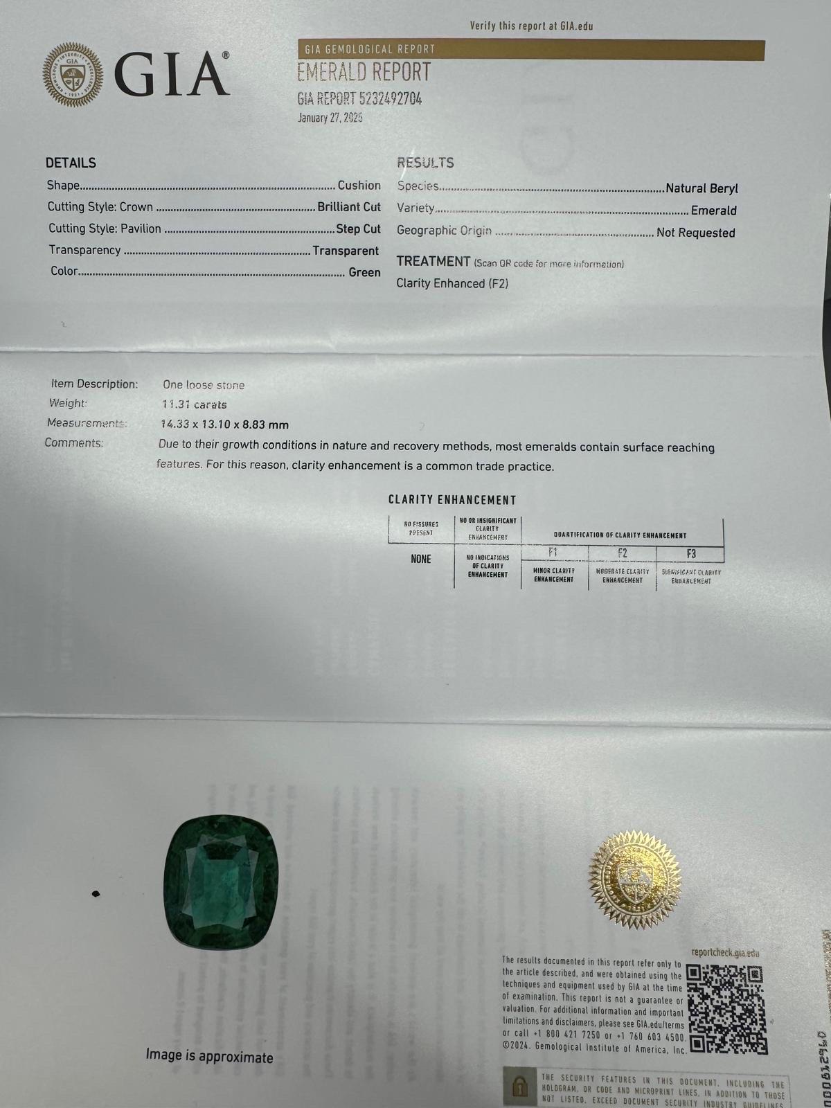 Une exquise émeraude zambienne de 11,31 carats, certifiée par le GIA, taillée en coussin, associée à deux diamants de taille Cadillac, certifiés par le GIA, de couleur D, l'un sans défaut et l'autre VVS, sertis dans un luxueux or jaune de 18 carats.