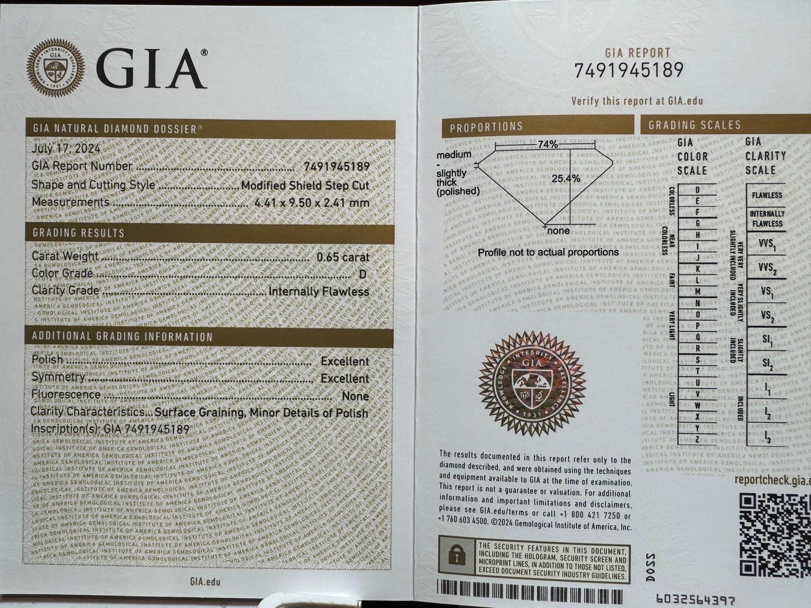 Taille coussin Impressionnante bague à trois pierres avec émeraude de Zambie certifiée GIA, 12,62 carats poids total en vente