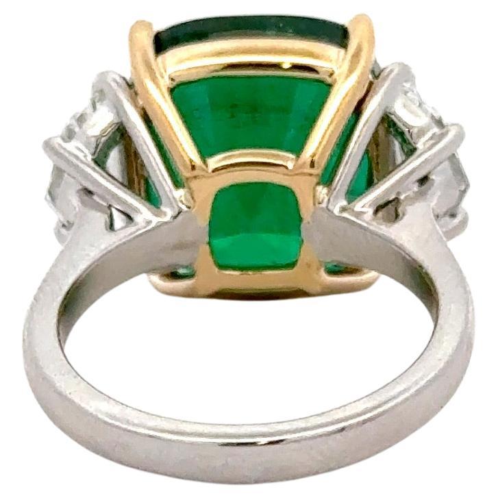 Impressionnante bague à trois pierres avec émeraude de Zambie certifiée GIA, 12,62 carats poids total Neuf - En vente à New York, NY