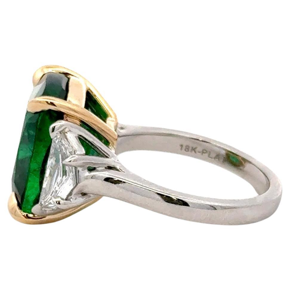 Impressionnante bague à trois pierres avec émeraude de Zambie certifiée GIA, 12,62 carats poids total Pour femmes en vente