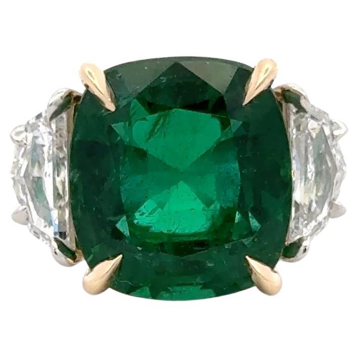 Impressionnante bague à trois pierres avec émeraude de Zambie certifiée GIA, 12,62 carats poids total en vente