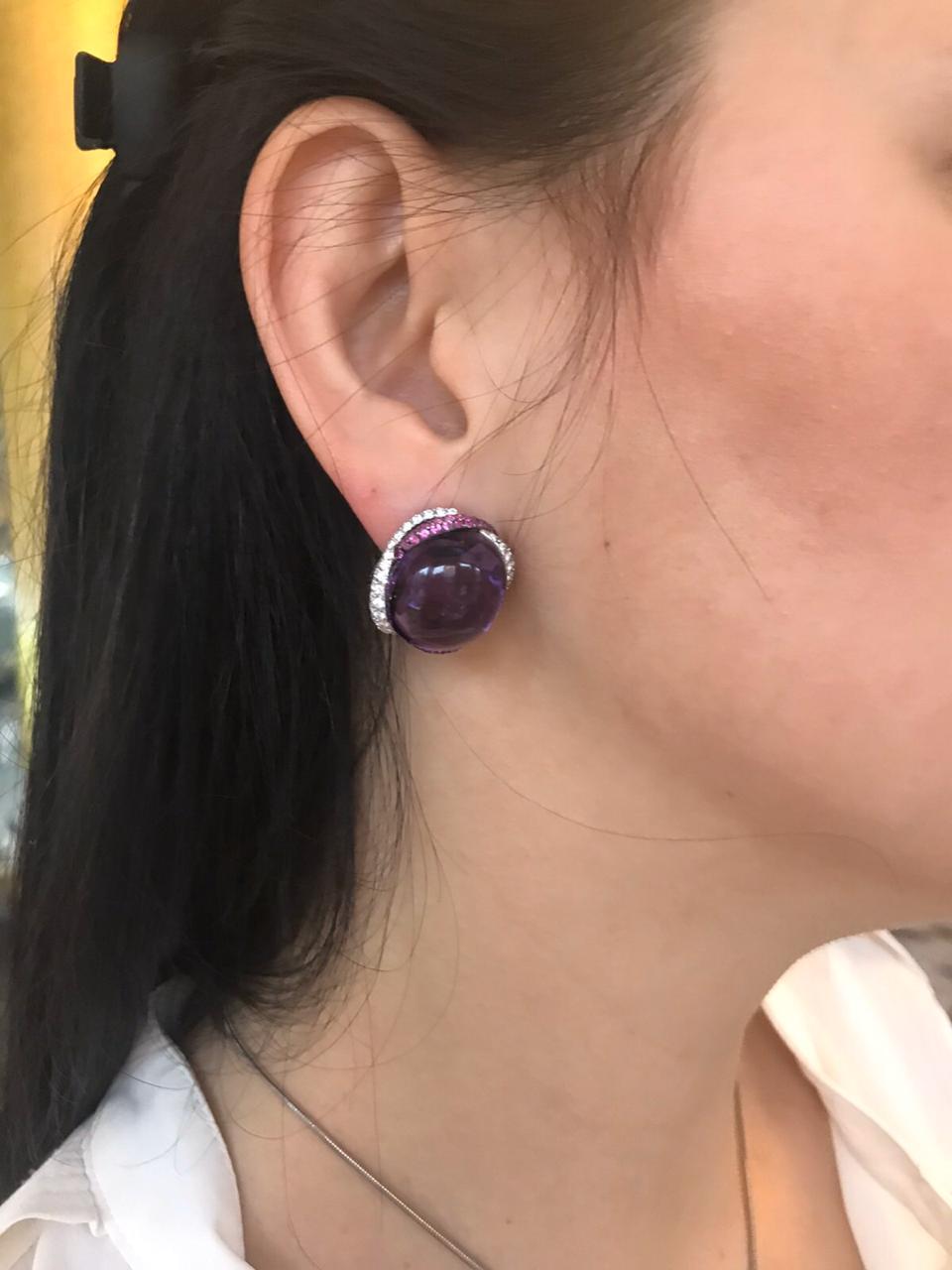 Impressionnantes boucles d'oreilles à clips en or 18 carats avec améthyste, diamant et saphir rose Neuf - En vente à Montreux, CH