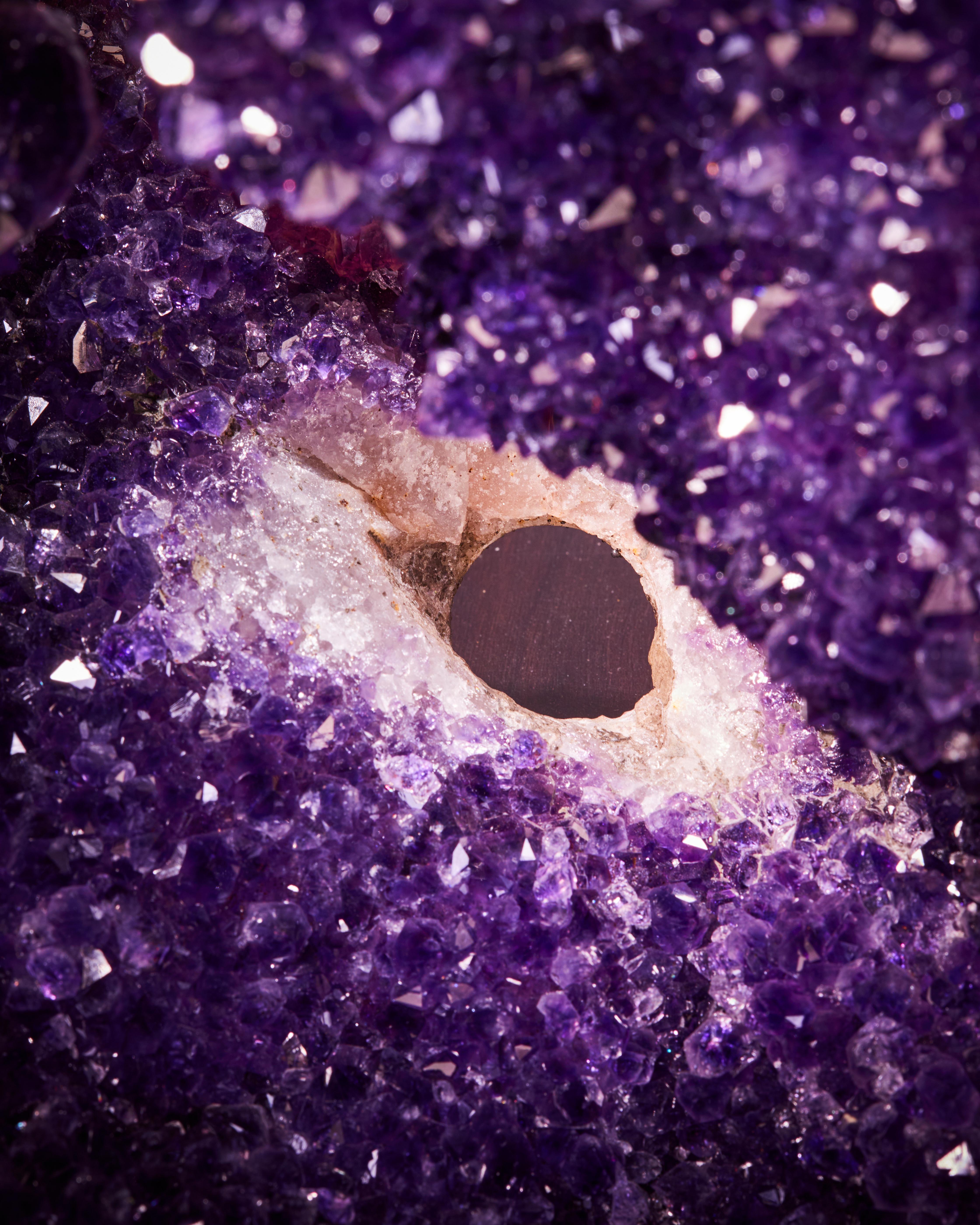 Impresionante Geoda de Amatista con Gran Calcita en venta 8