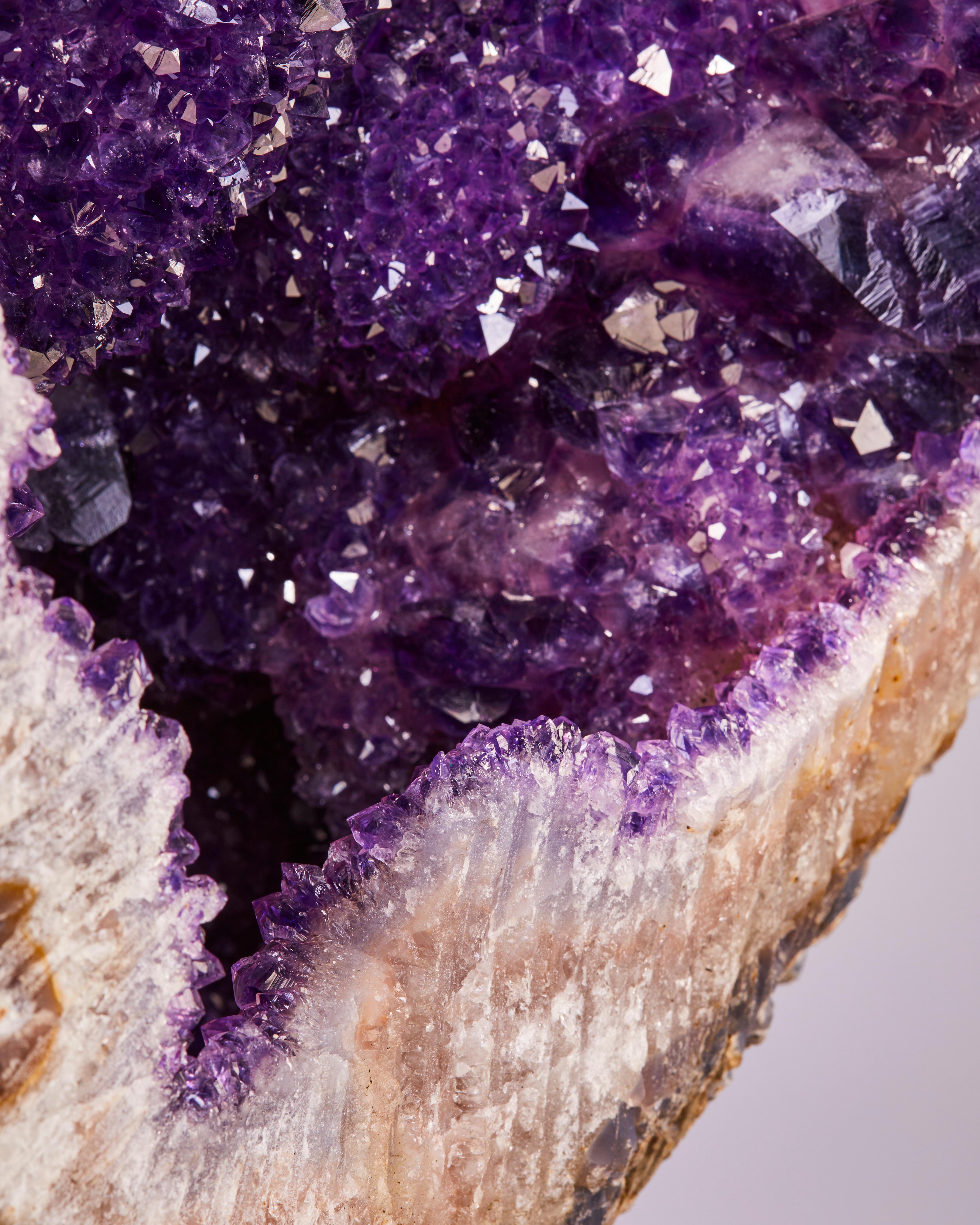 Impresionante Geoda de Amatista con Gran Calcita en venta 12