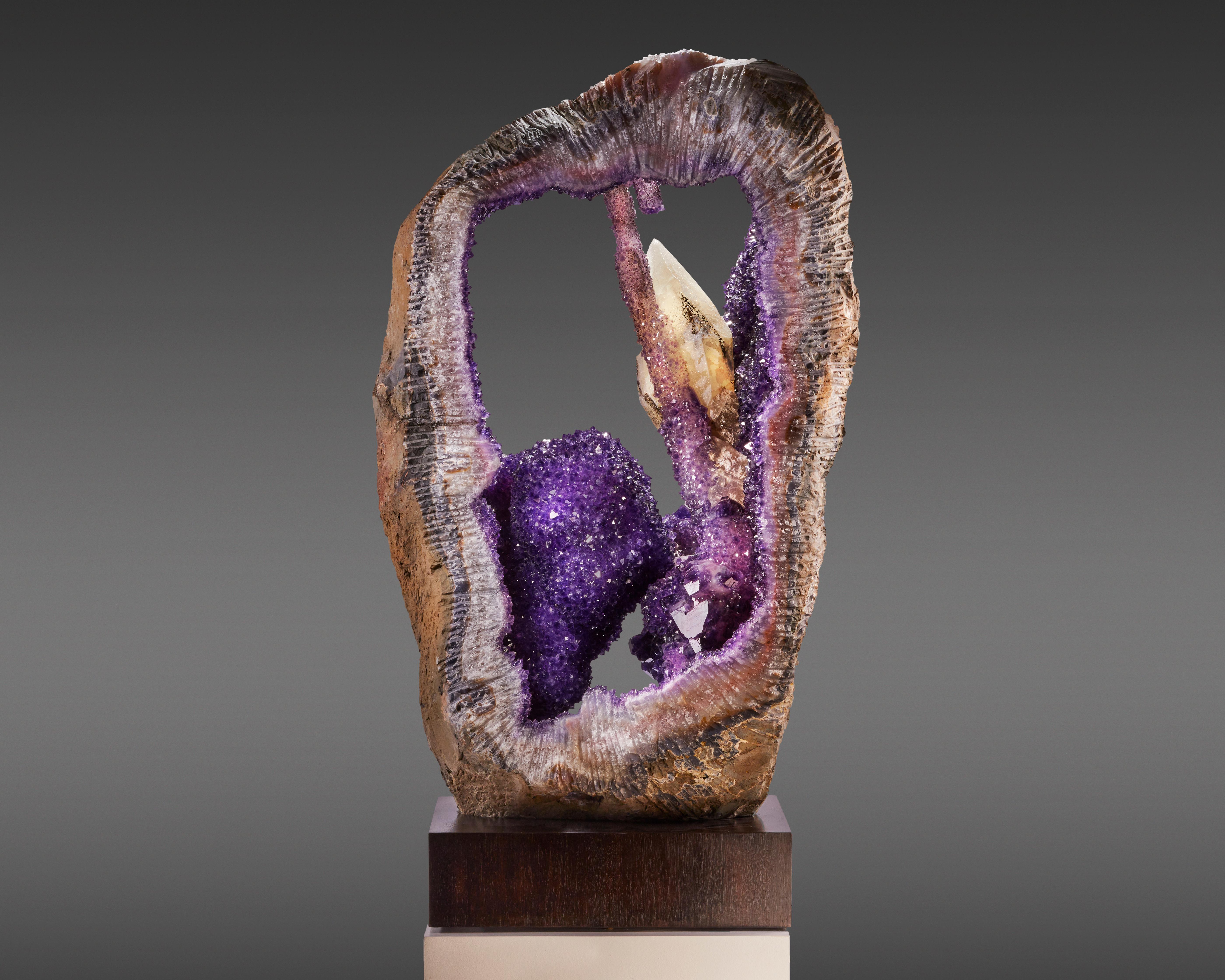 Impressive Amethyst Geode with Large Calcite In Good Condition For Sale In London, GB