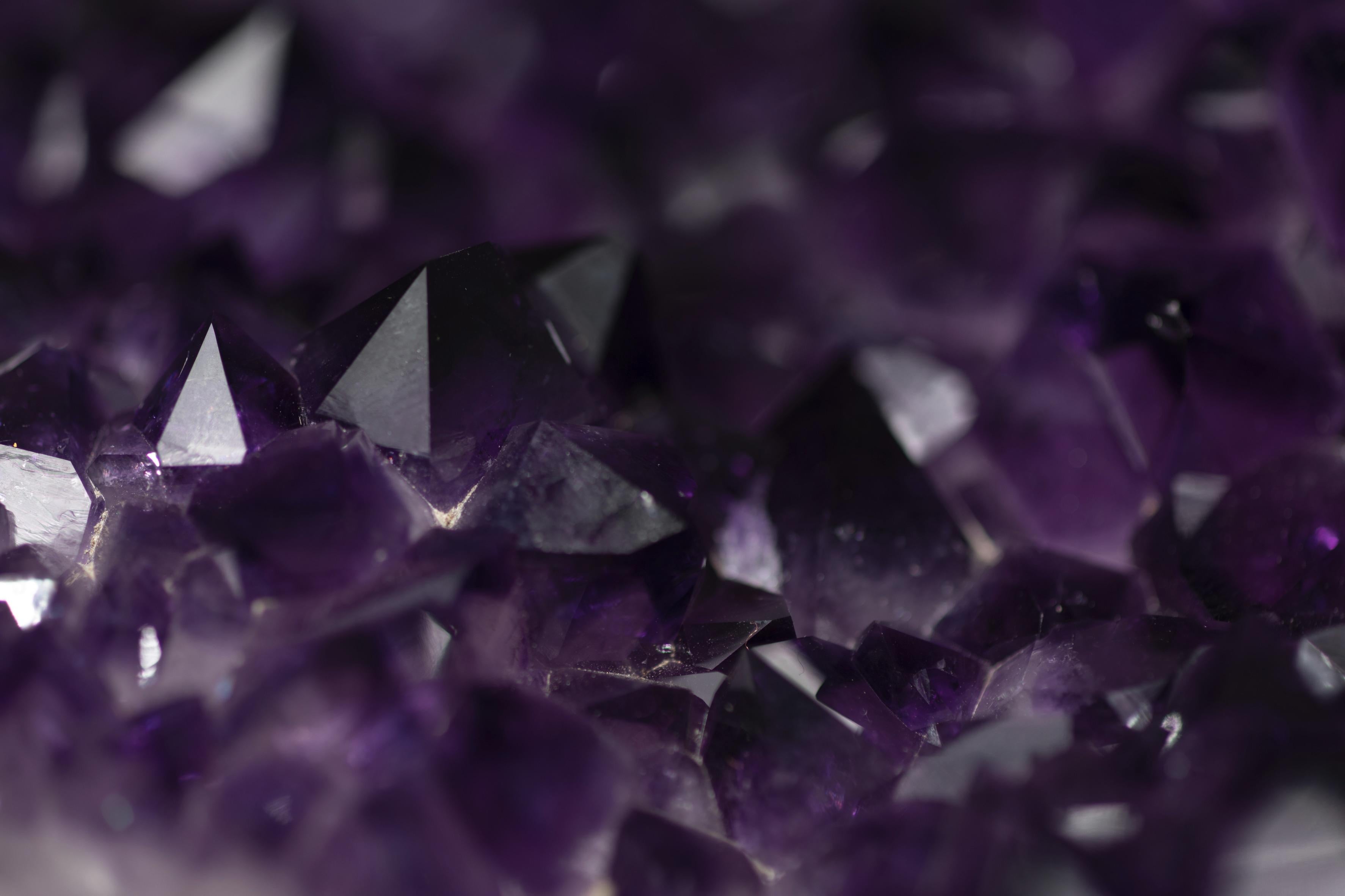 Dada su impresionante estatura, se puede ver que este racimo de amatista fue liberado de una geoda especialmente grande y con amatista de calidad excepcional en su interior. 

El color y el tamaño de los picos de los cristales hacen que la luz se