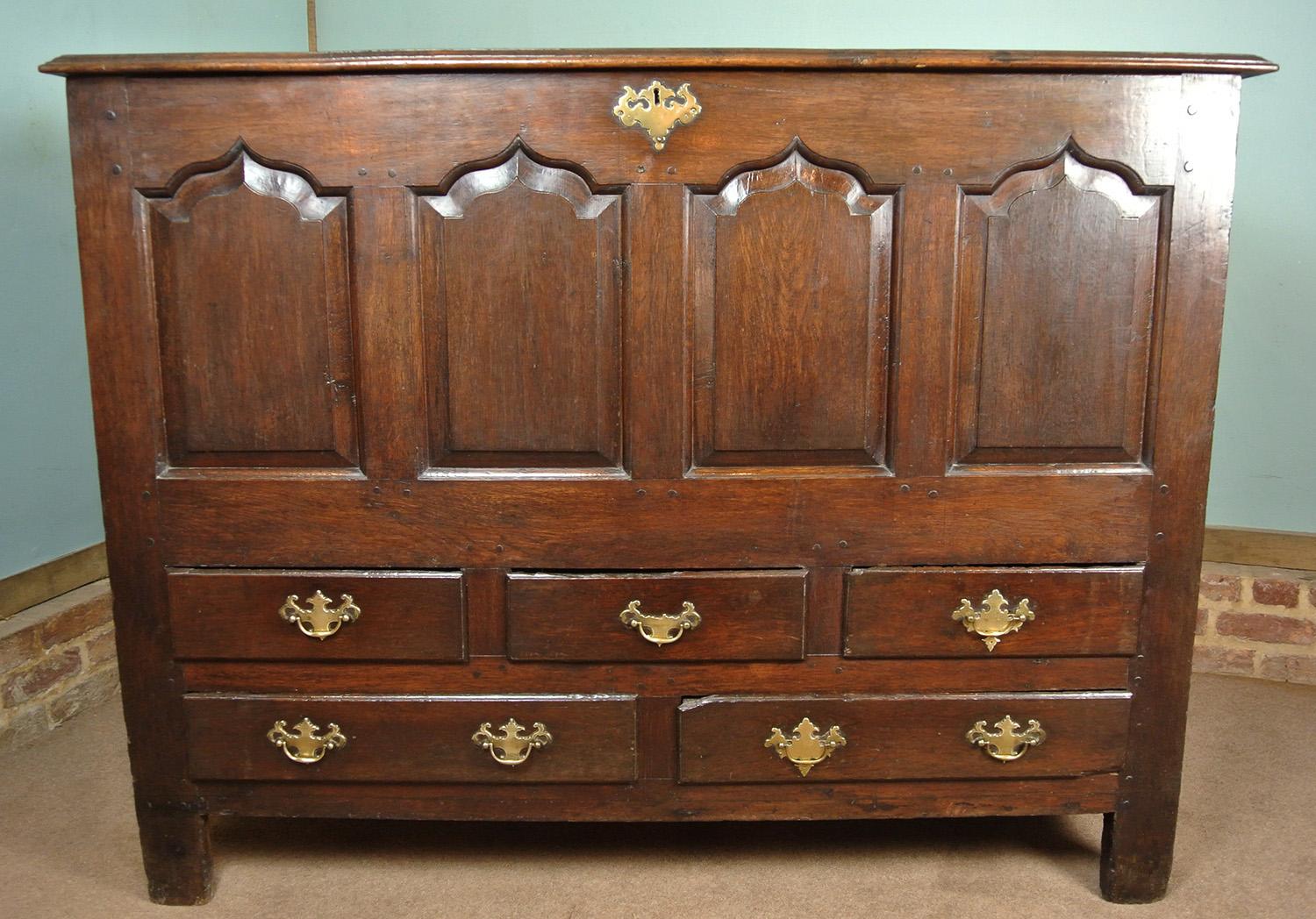 Impressive and Beautiful George II Welsh Oak Mule Chest with Original Brasses In Good Condition In Heathfield, GB