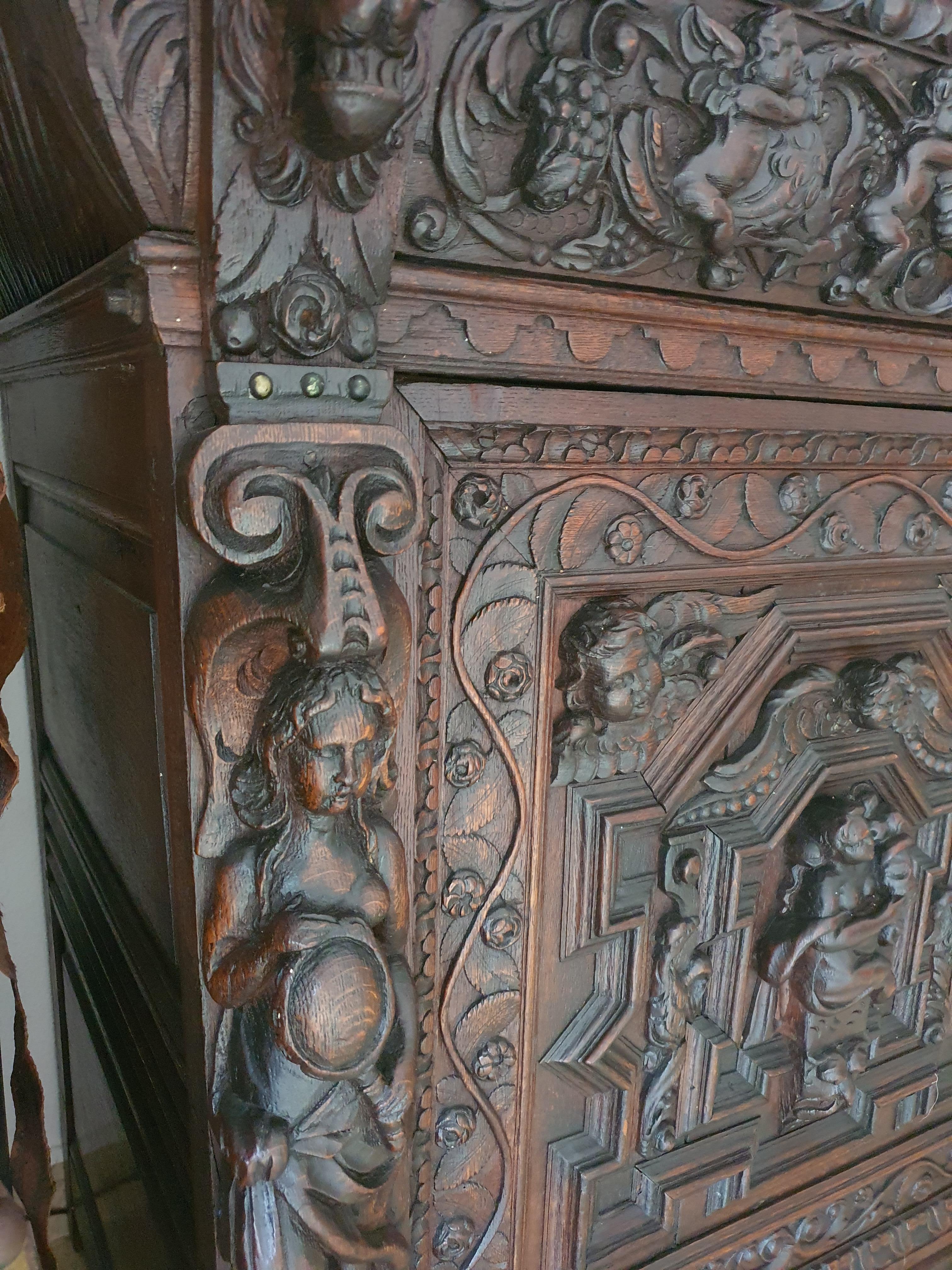 Impressive and Finely Carved 17th Century Flemish Baroque Oak Buffet  In Good Condition For Sale In Palma de mallorca, IB