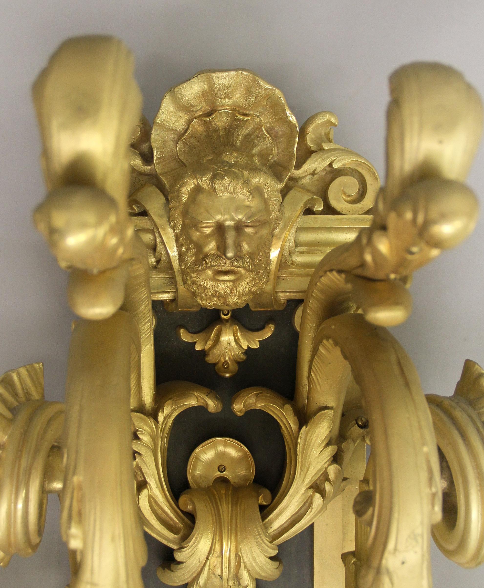 Belle Époque Impressionnante et imposante paire d'appliques à six lumières en bronze doré du début du XXe siècle en vente