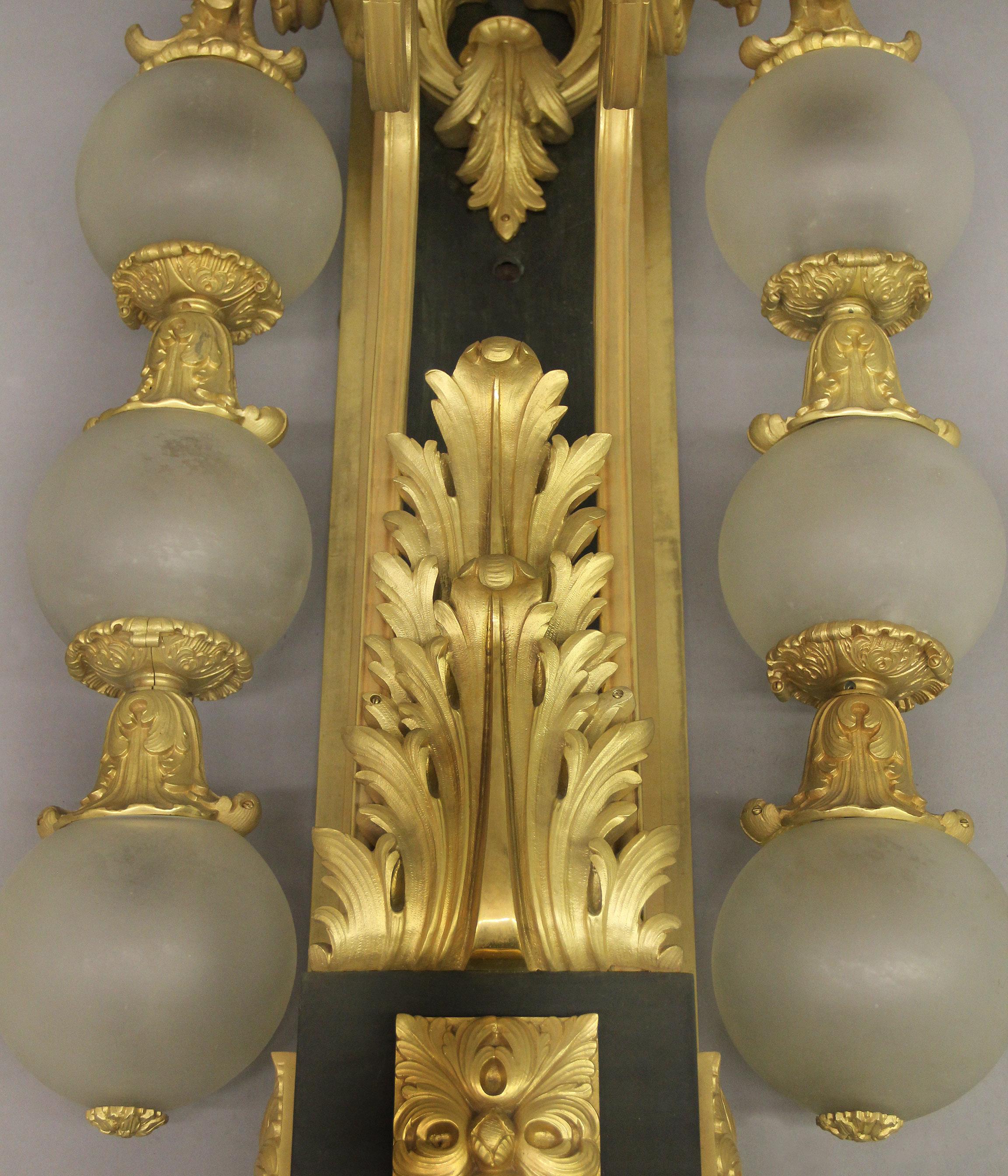 Français Impressionnante et imposante paire d'appliques à six lumières en bronze doré du début du XXe siècle en vente