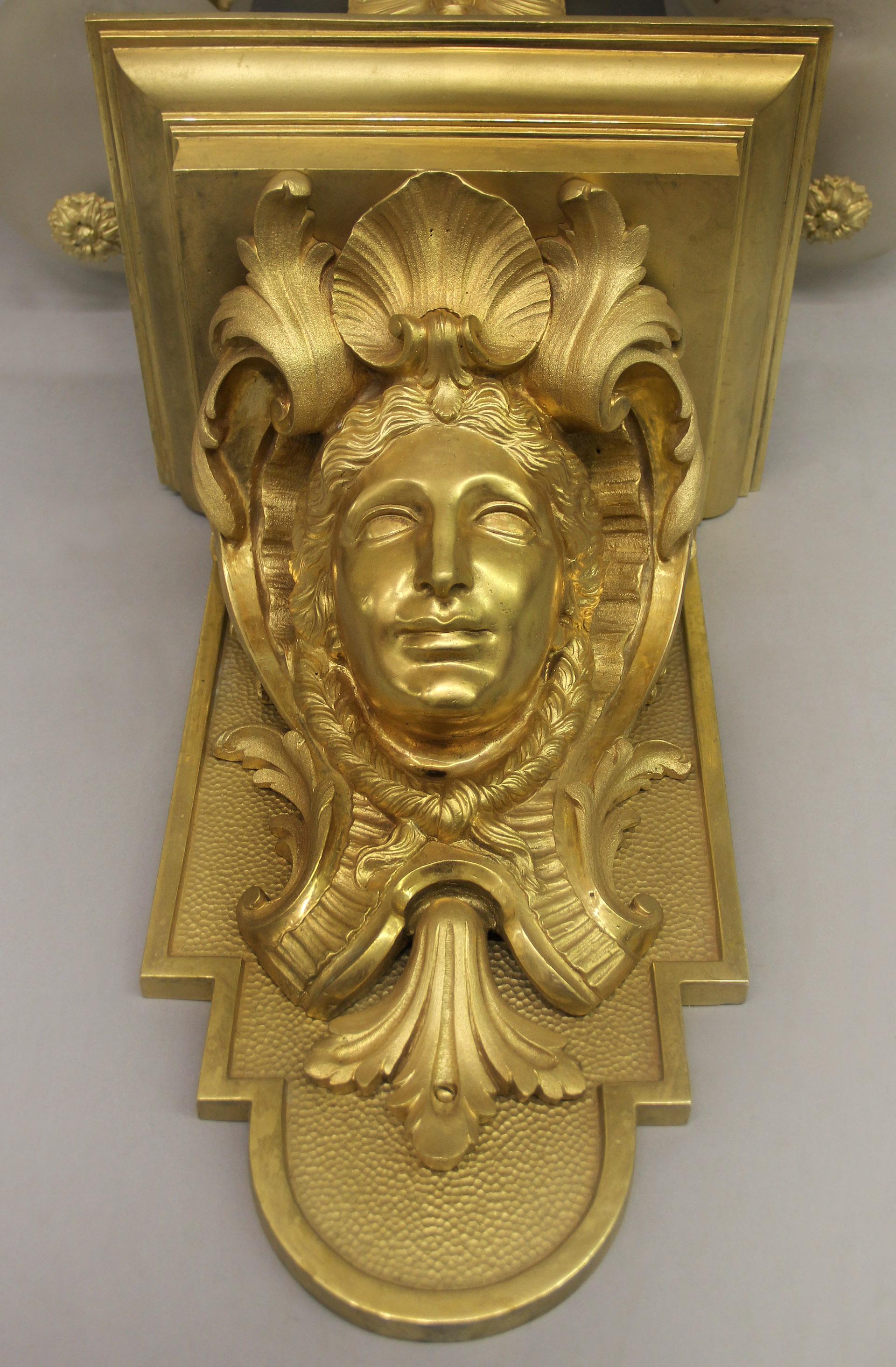 Beeindruckendes und imposantes Paar vergoldeter Bronze-Wandleuchter aus dem frühen 20. Jahrhundert (Mattiert) im Angebot