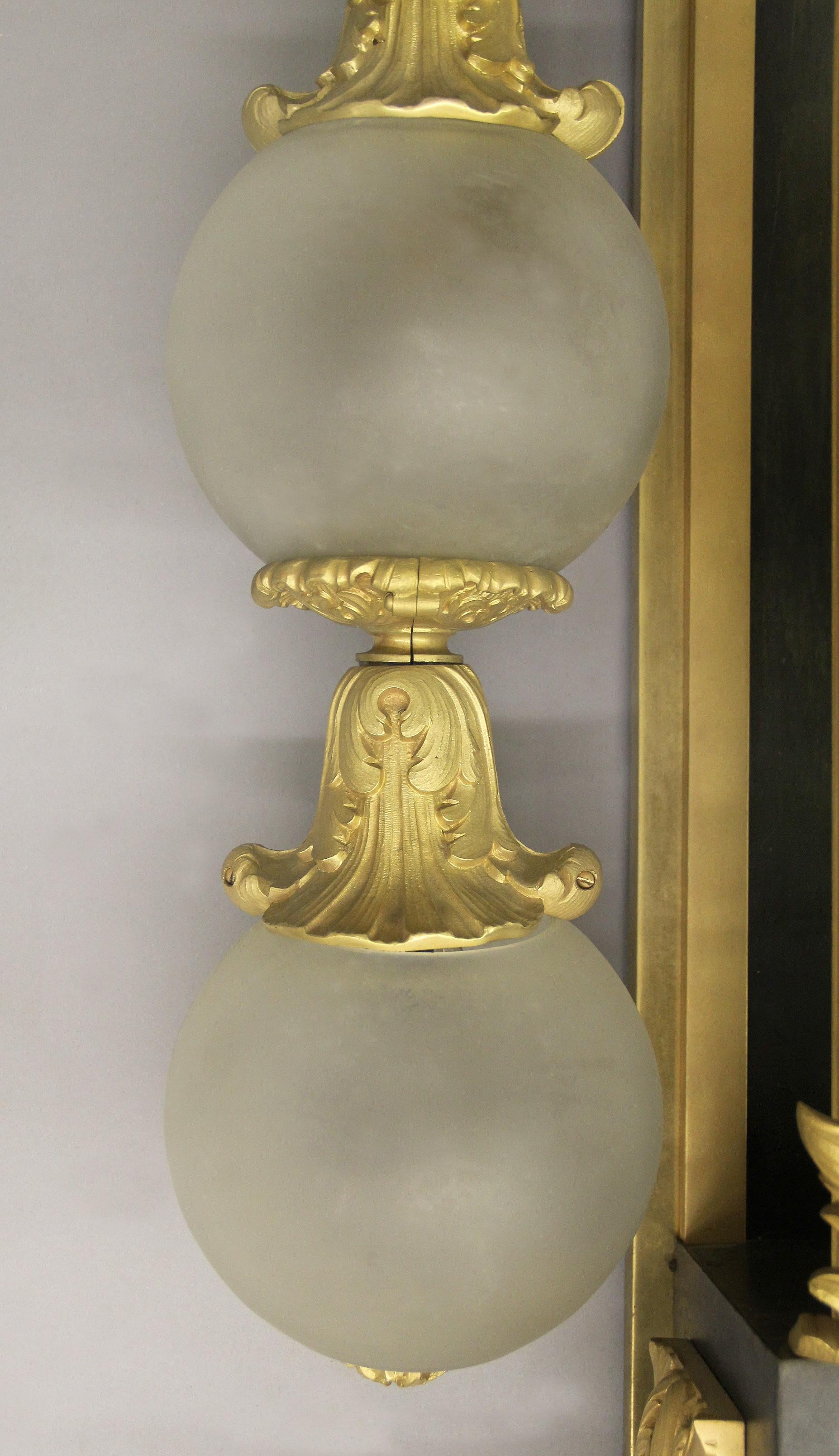 20ième siècle Impressionnante et imposante paire d'appliques à six lumières en bronze doré du début du XXe siècle en vente