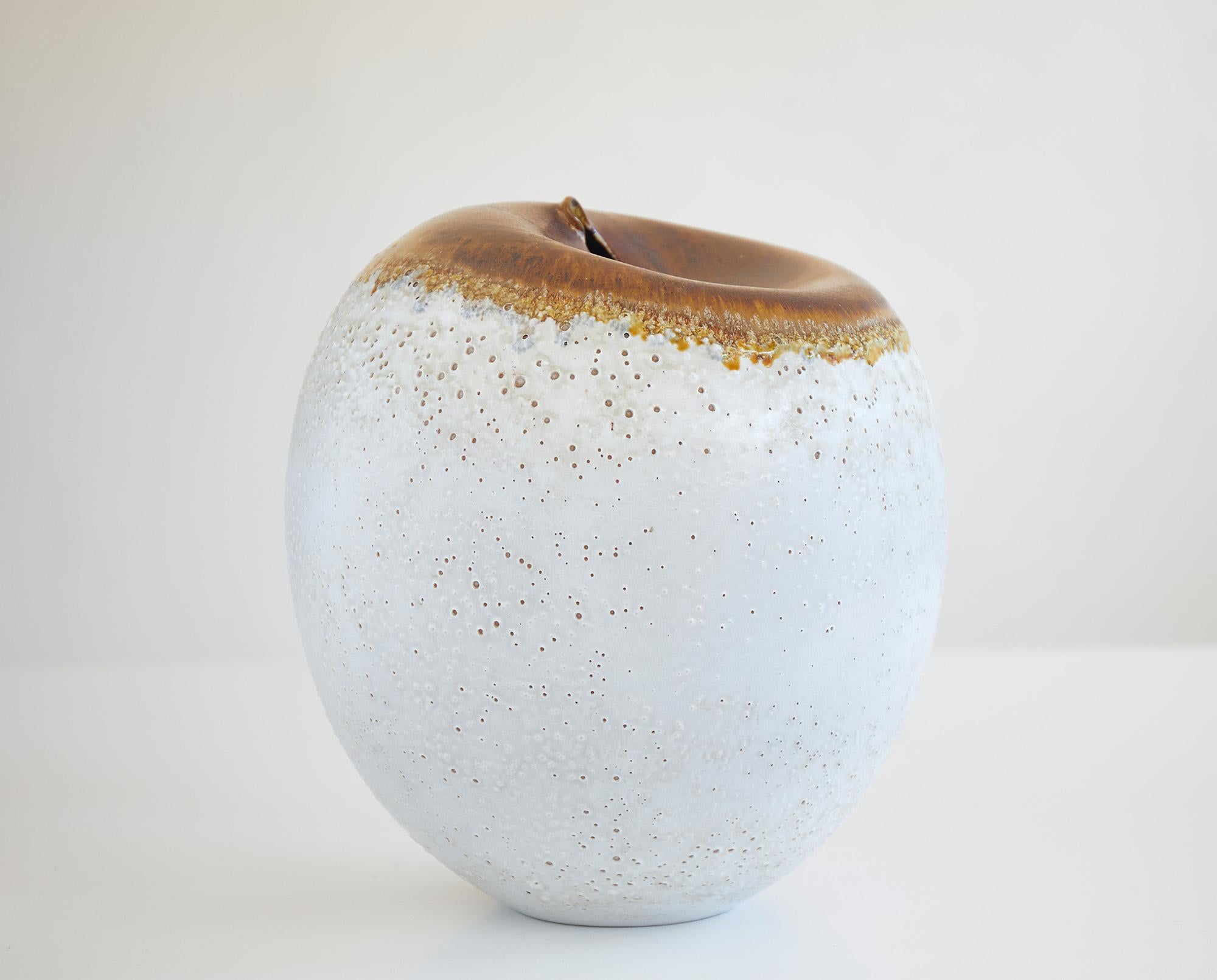 Impressive and large ceramic sphere by Italian sculptor and ceramist Pino Castagna (1932-2017).

Glazed ceramic with tiny bubbles. Lava technique.

Unique piece. Signed under the base.

Excellent flawless condition.