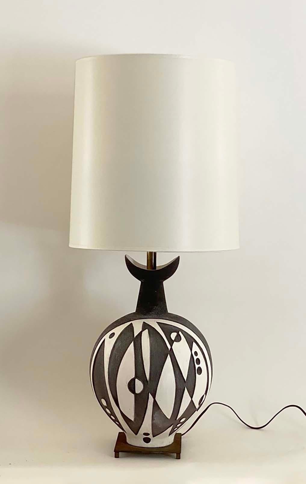 Si tratta di una rara, meravigliosa e insolita lampada da tavolo firmata Tye of California e datata 1955. La particolarità di questo pezzo è che la ceramica è inconfondibilmente opera del designer danese Thomas Toft. 

Il corpo in terracotta